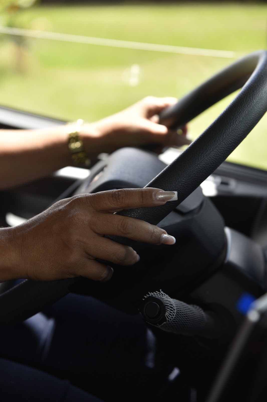Mulher faz história ao ser a primeira a dirigir carreta elétrica da BYD no Brasil