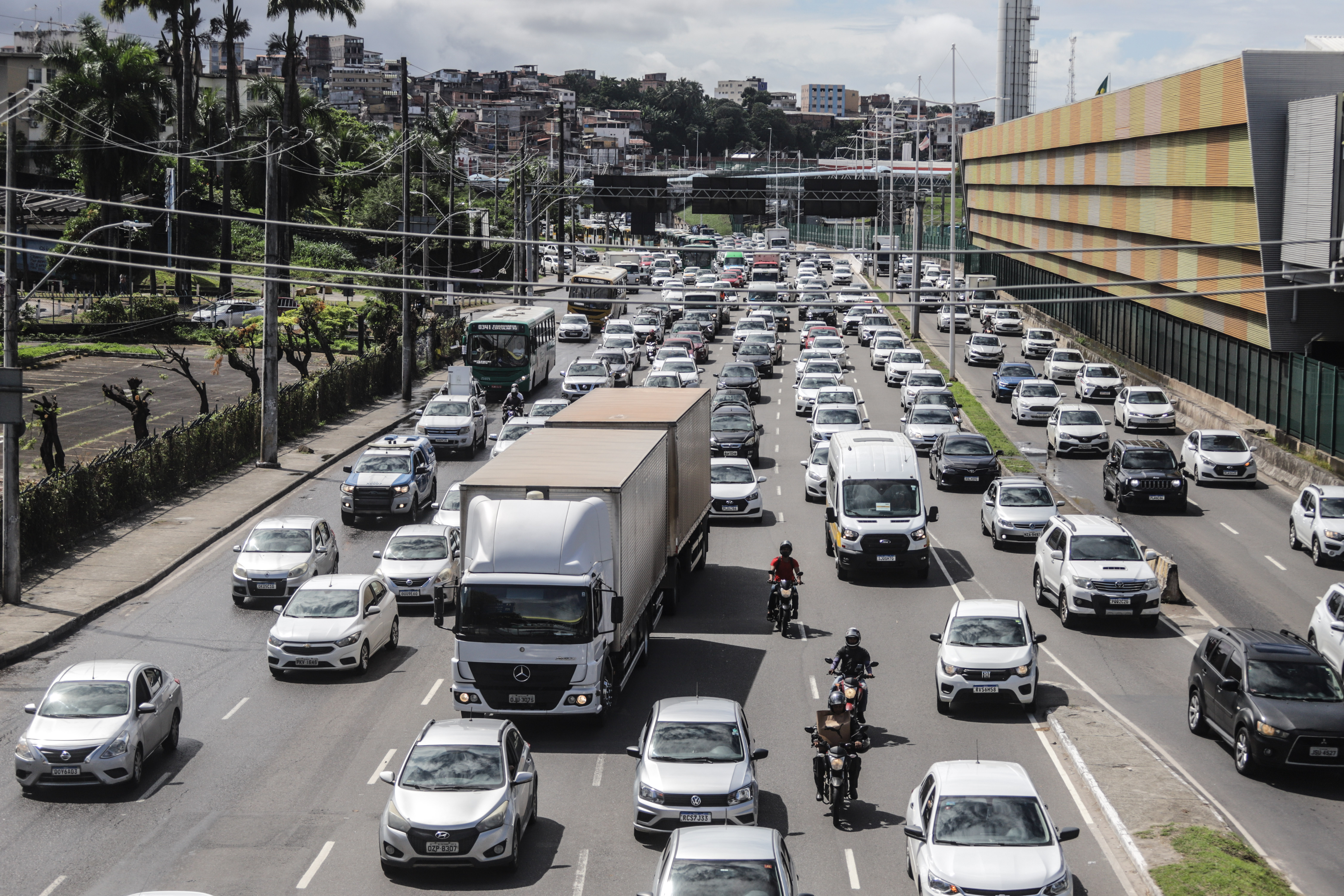 Avenida Luís Viana Filho (Paralela)
