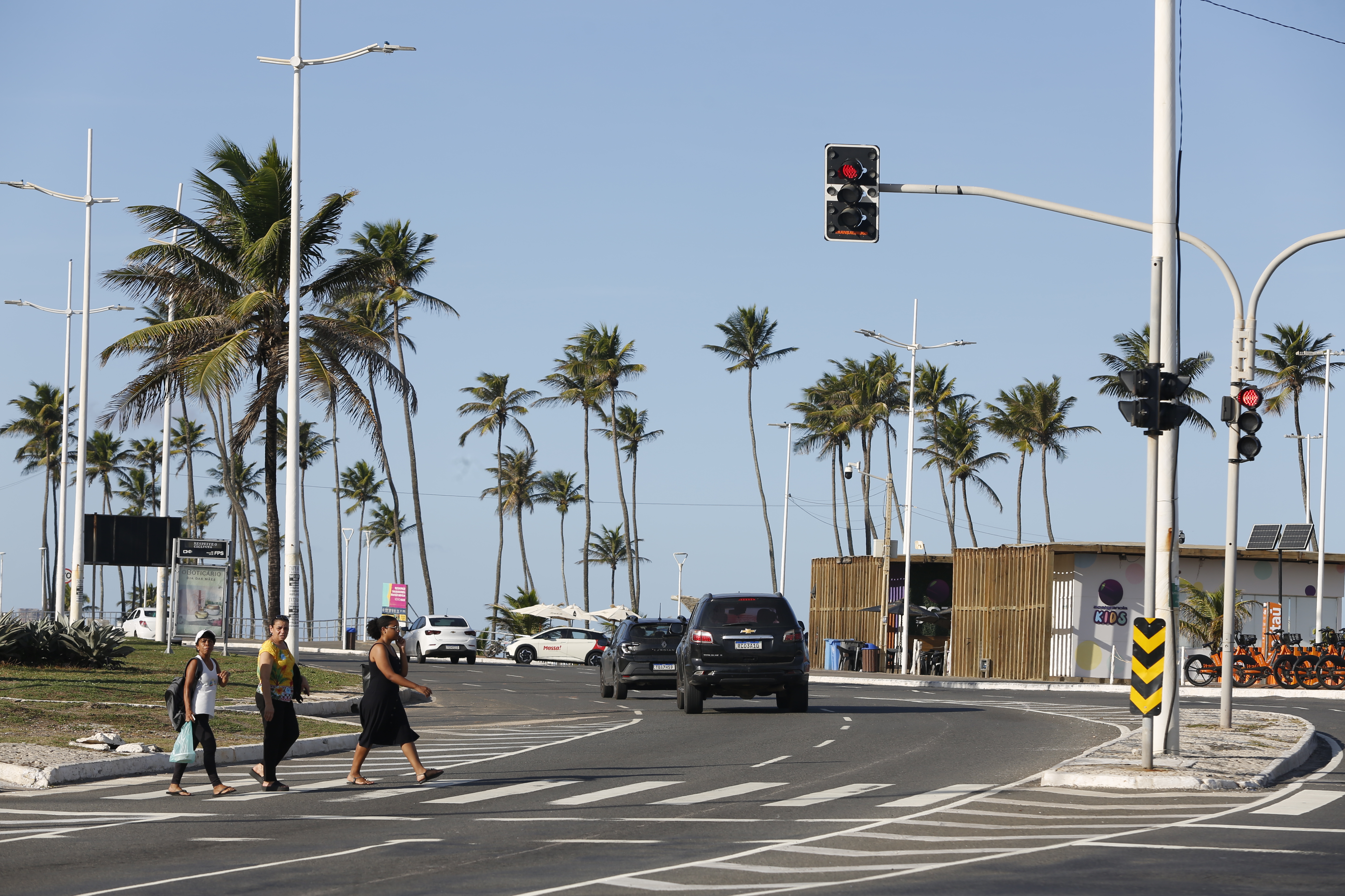 Avenida Octávio Mangabeira, na Orla Marítima de Salvador