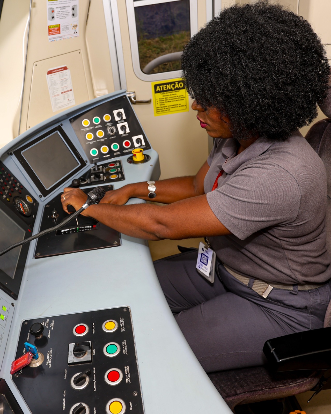 Conduzindo sonhos: Conheça a operadora que guia milhares de histórias no metrô de Salvador