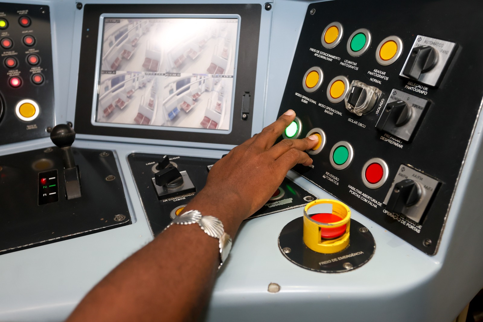 Conduzindo sonhos: Conheça a operadora que guia milhares de histórias no metrô de Salvador