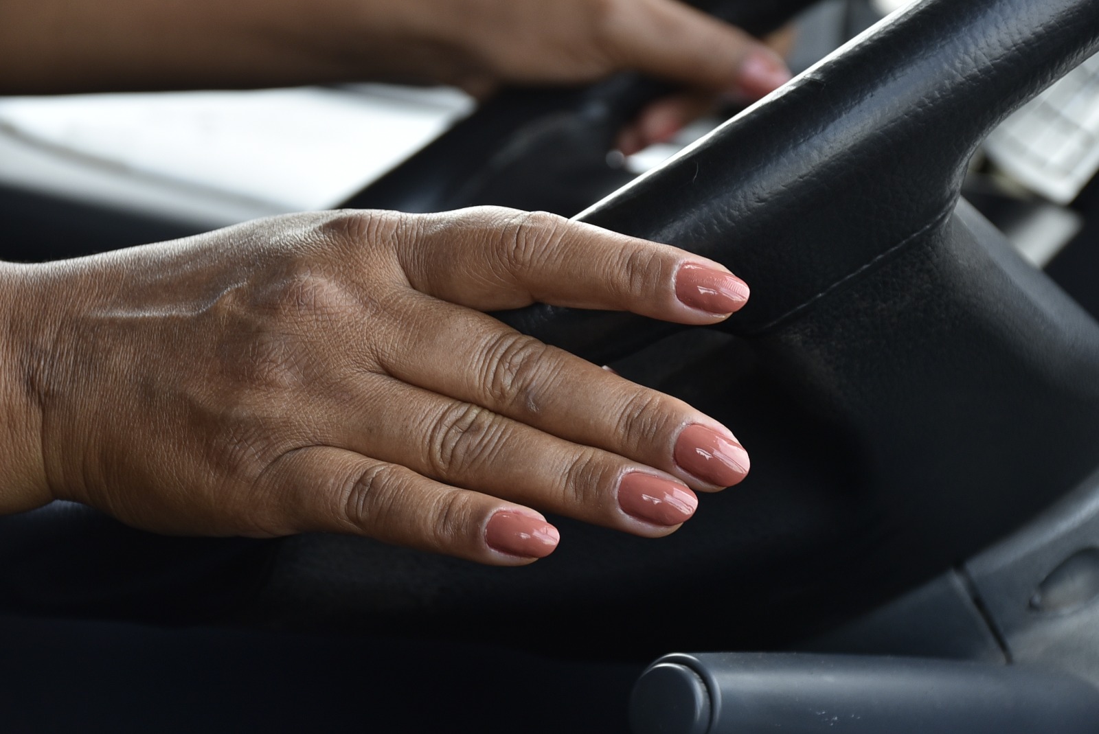 "Não piloto só fogão": a história da única motorista intermunicipal de uma frota na Bahia