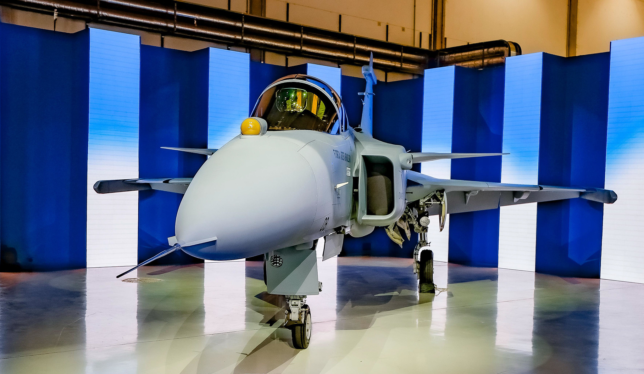 Primeiro caça supersônico fabricado no Brasil é apresentado; conheça