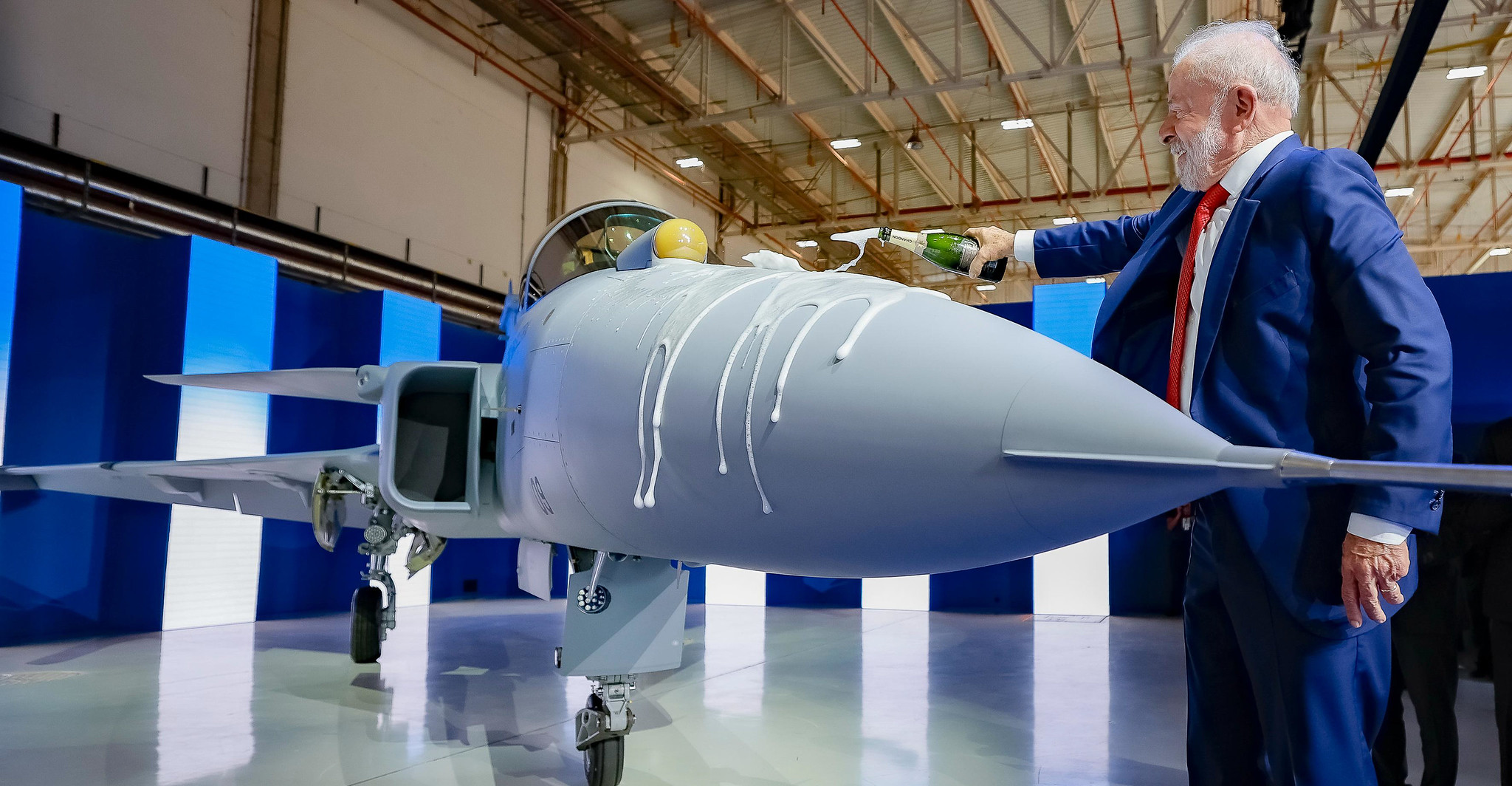 Primeiro caça supersônico fabricado no Brasil é apresentado; conheça