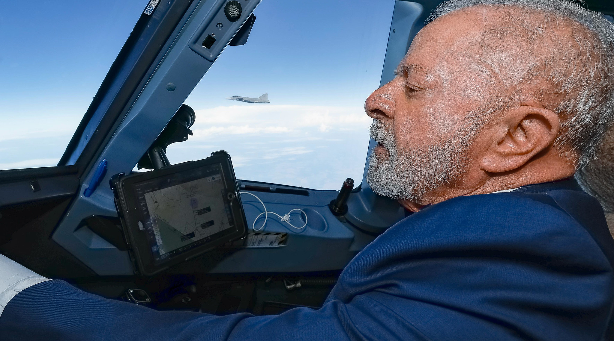 Primeiro caça supersônico fabricado no Brasil é apresentado; conheça