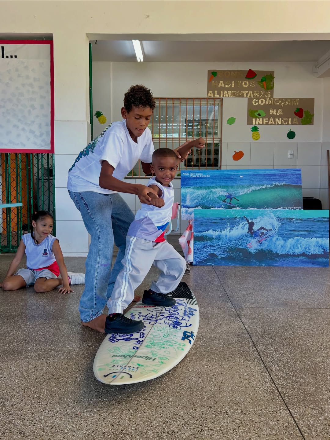 Surfista mirim baiano apoiado por Ivete inicia projeto social; entenda