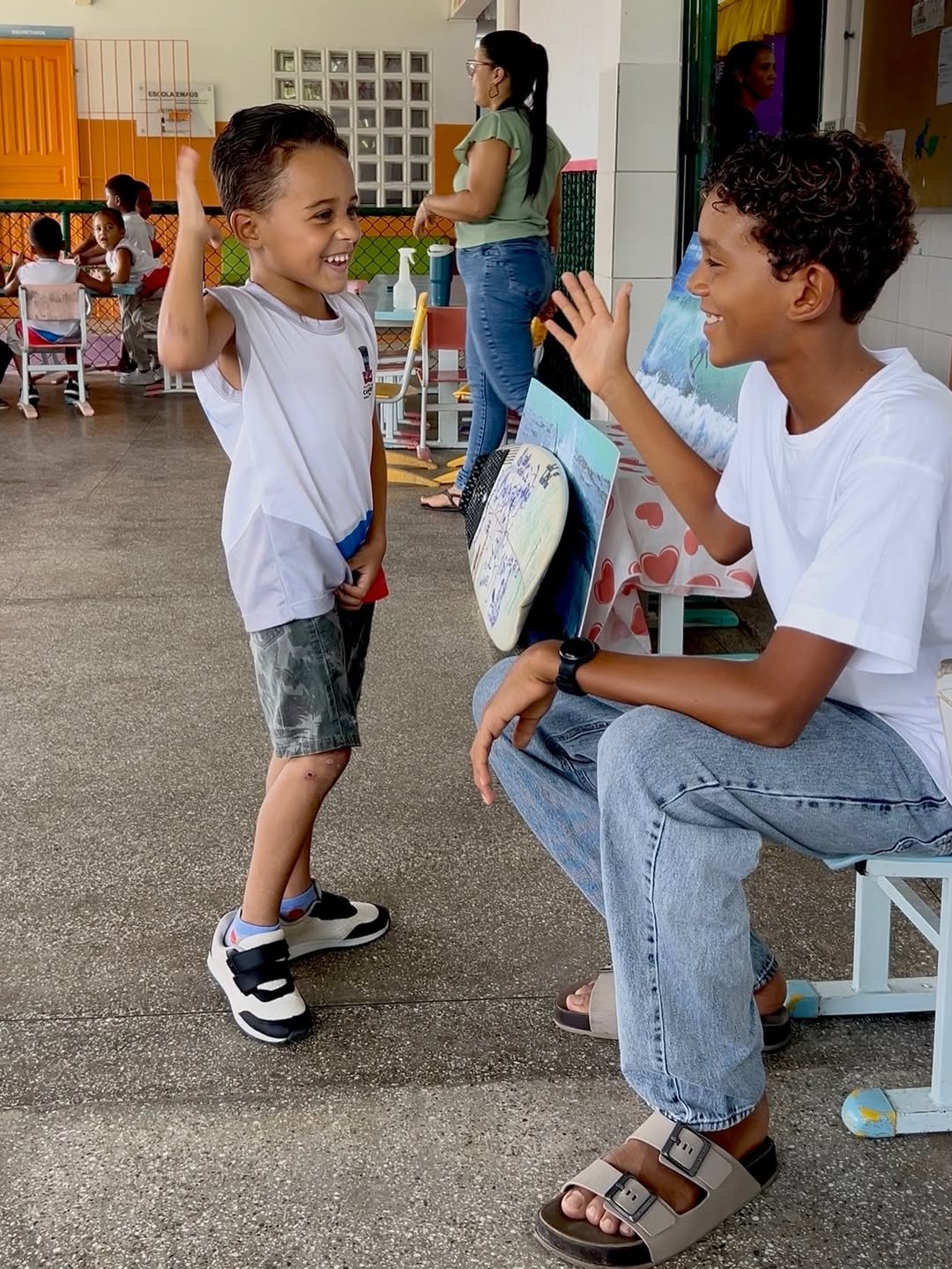 Jovem surfista baiano inicia projeto social; confira