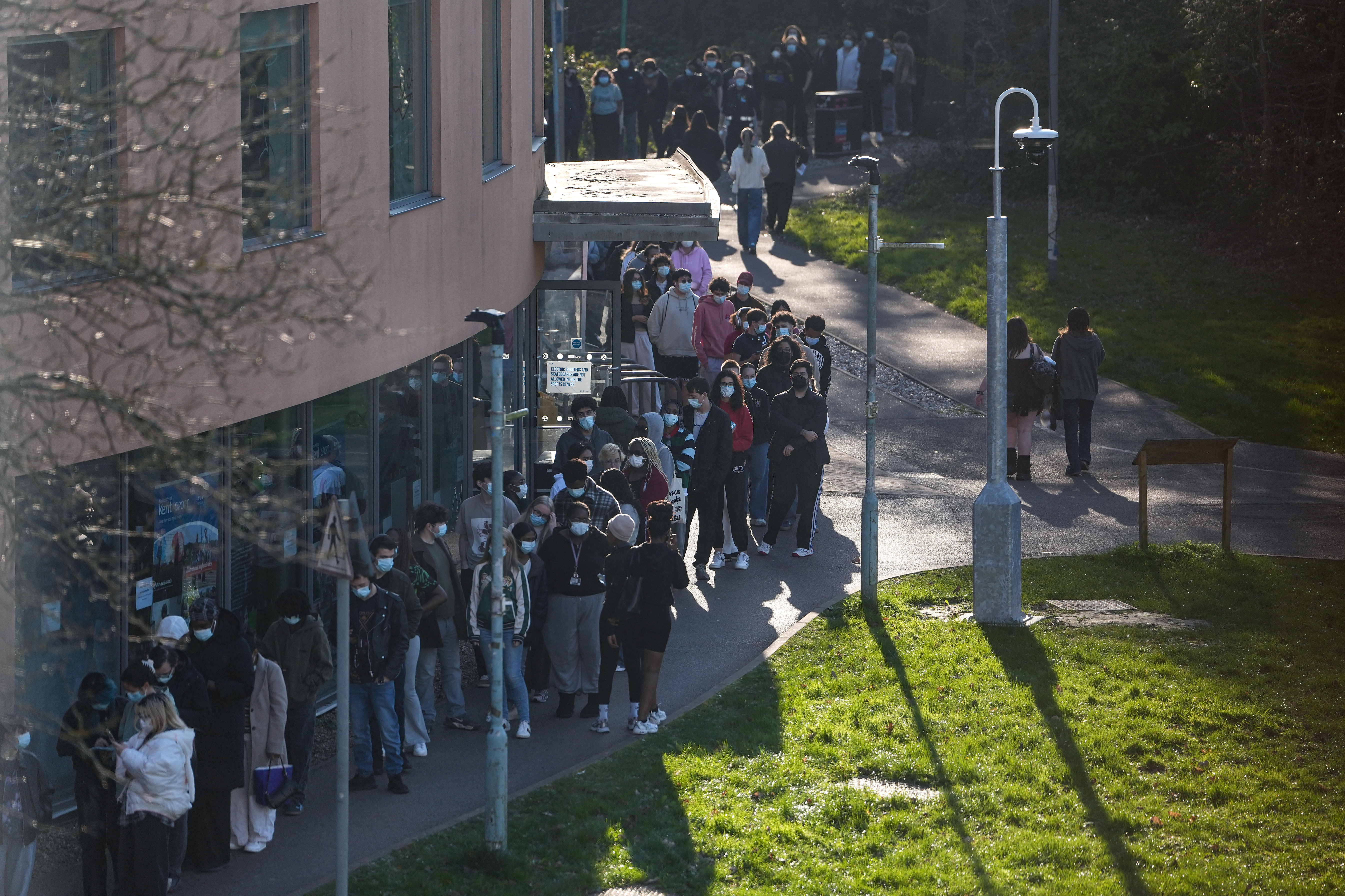 Estudantes usando máscaras faciais fazem fila para serem vacinados na Universidade de Kent, em Canterbury, sudeste da Inglaterra