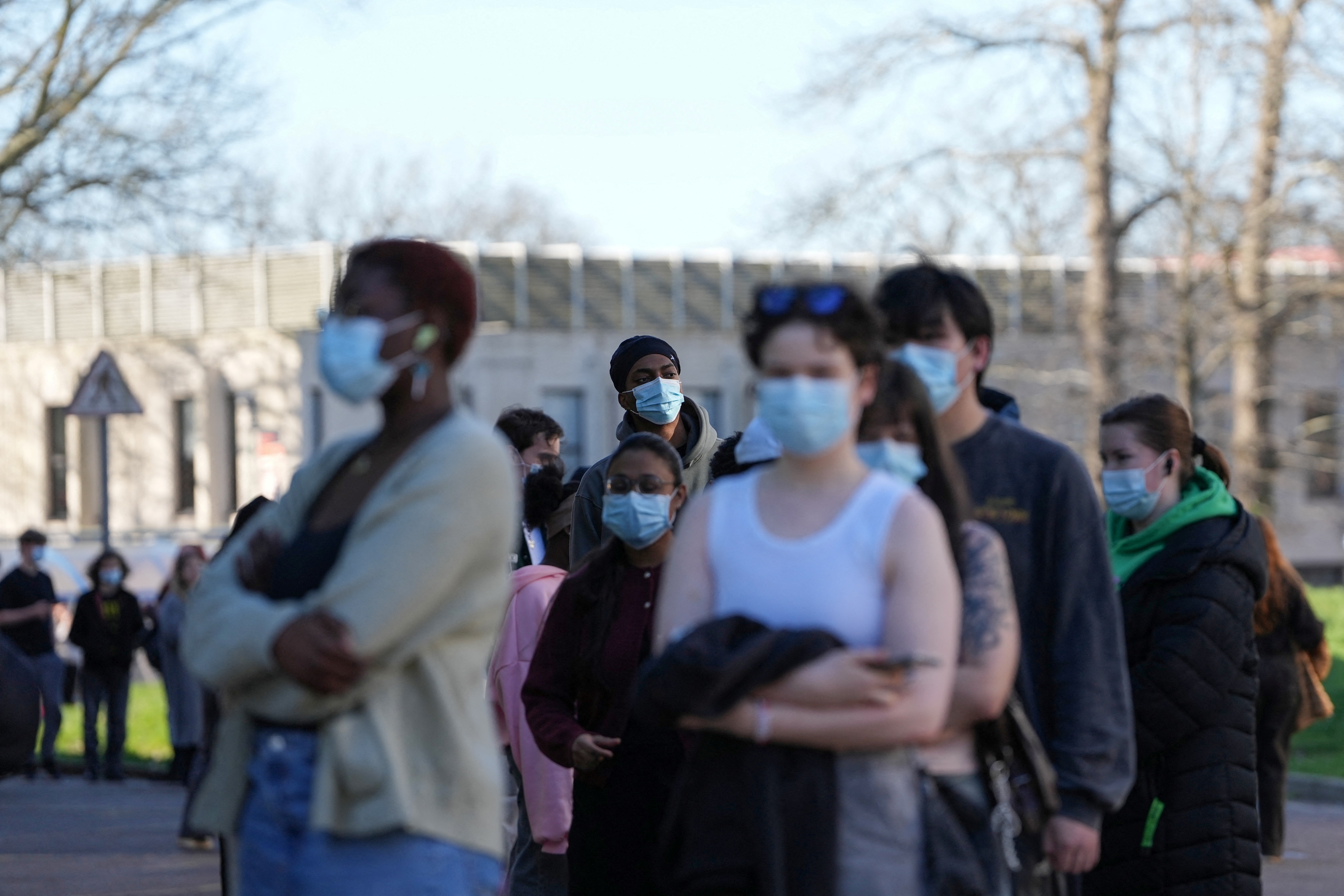 Centenas de estudantes com máscaras formaram fila  para serem vacinados