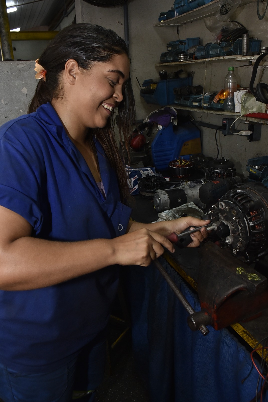 Talento que ilumina: conheça a jovem que aposta na elétrica automotiva
