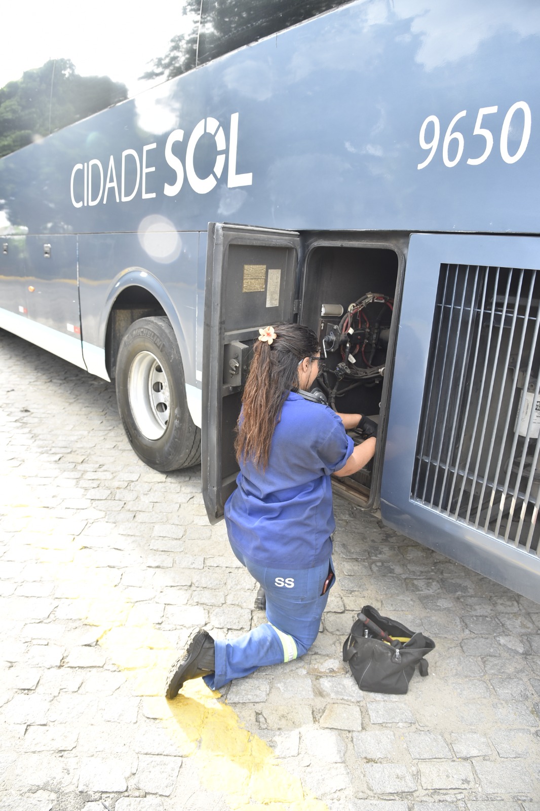 Talento que ilumina: conheça a jovem que aposta na elétrica automotiva