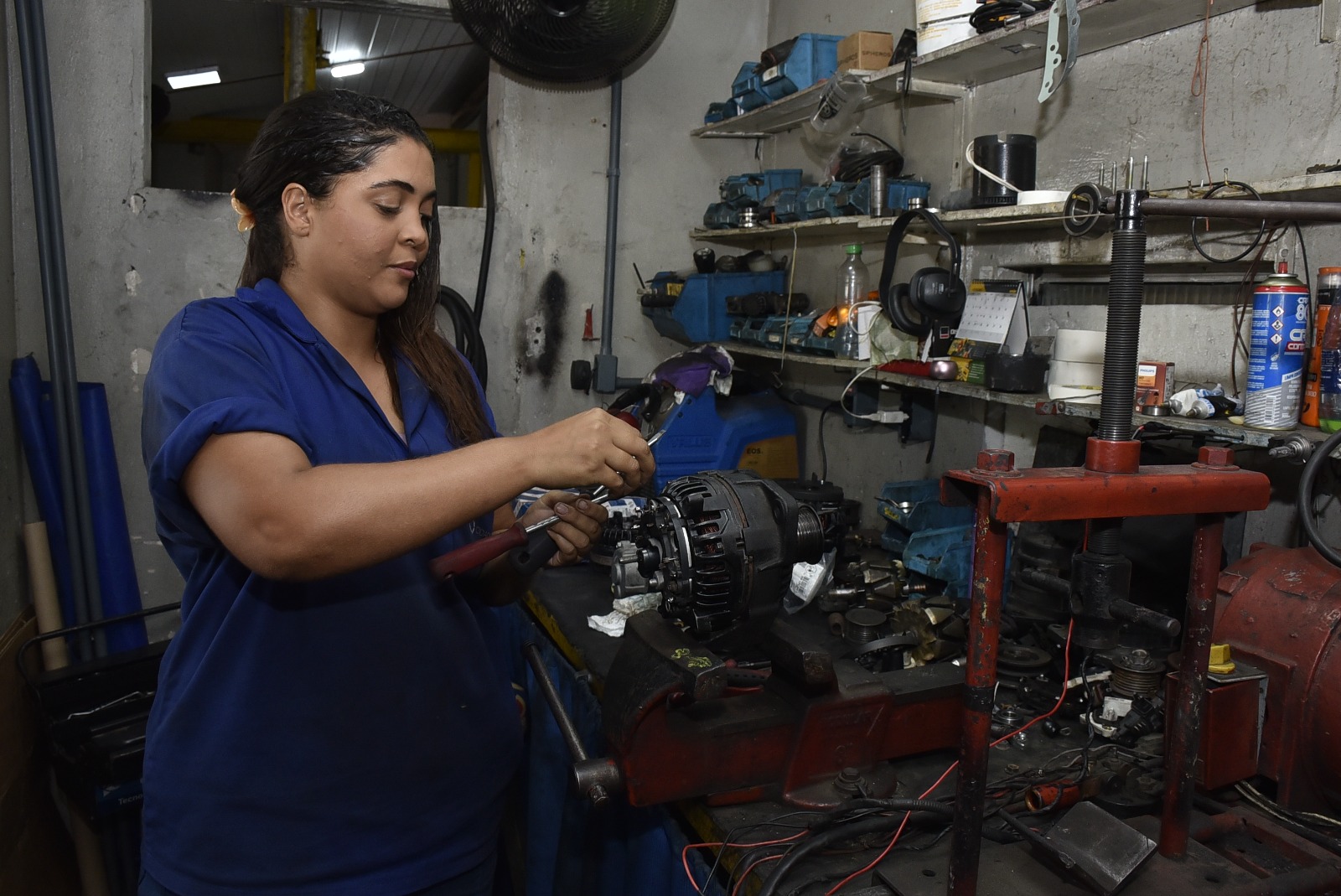 Talento que ilumina: conheça a jovem que aposta na elétrica automotiva