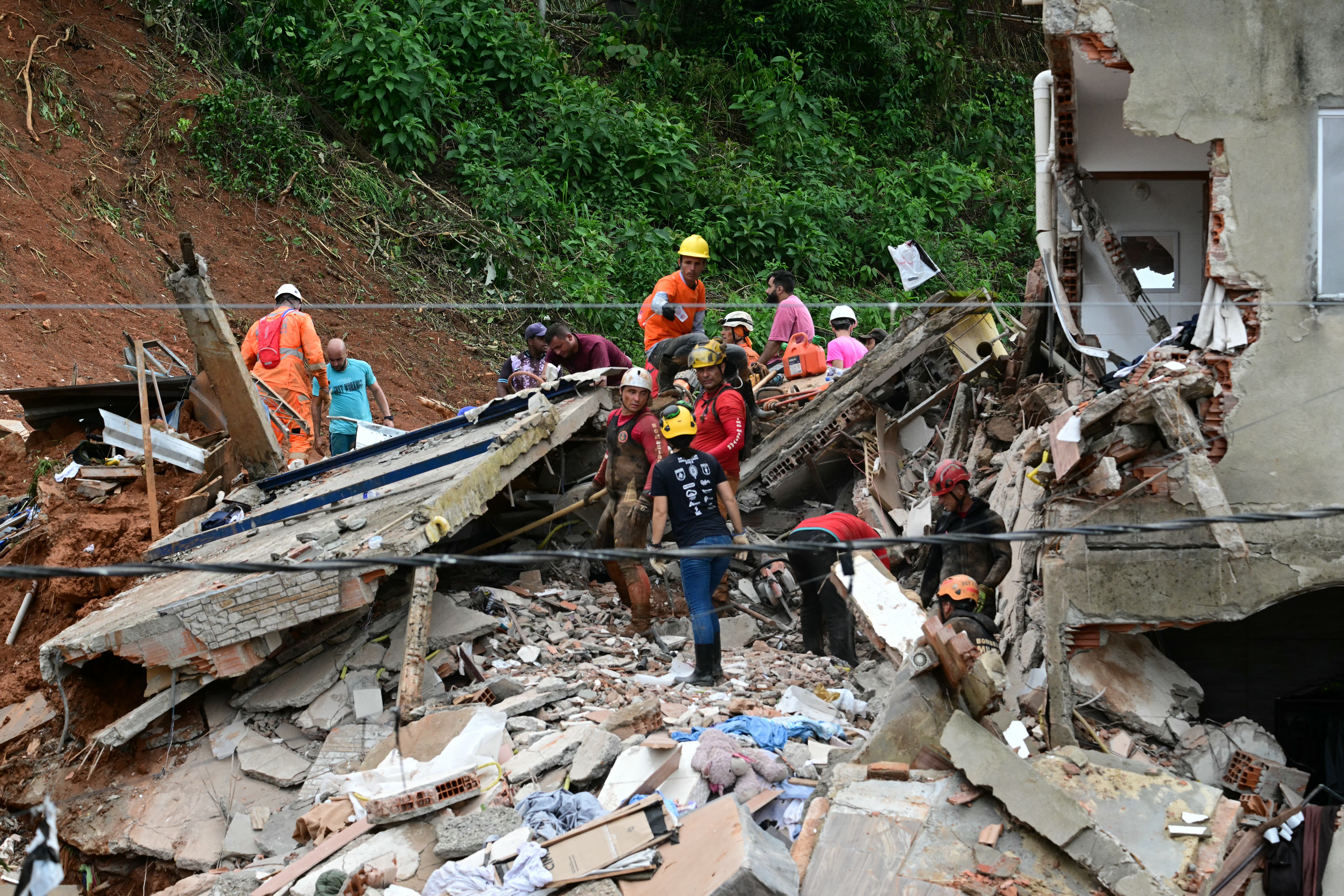 Equipes de resgate removem destroços em busca de vítimas