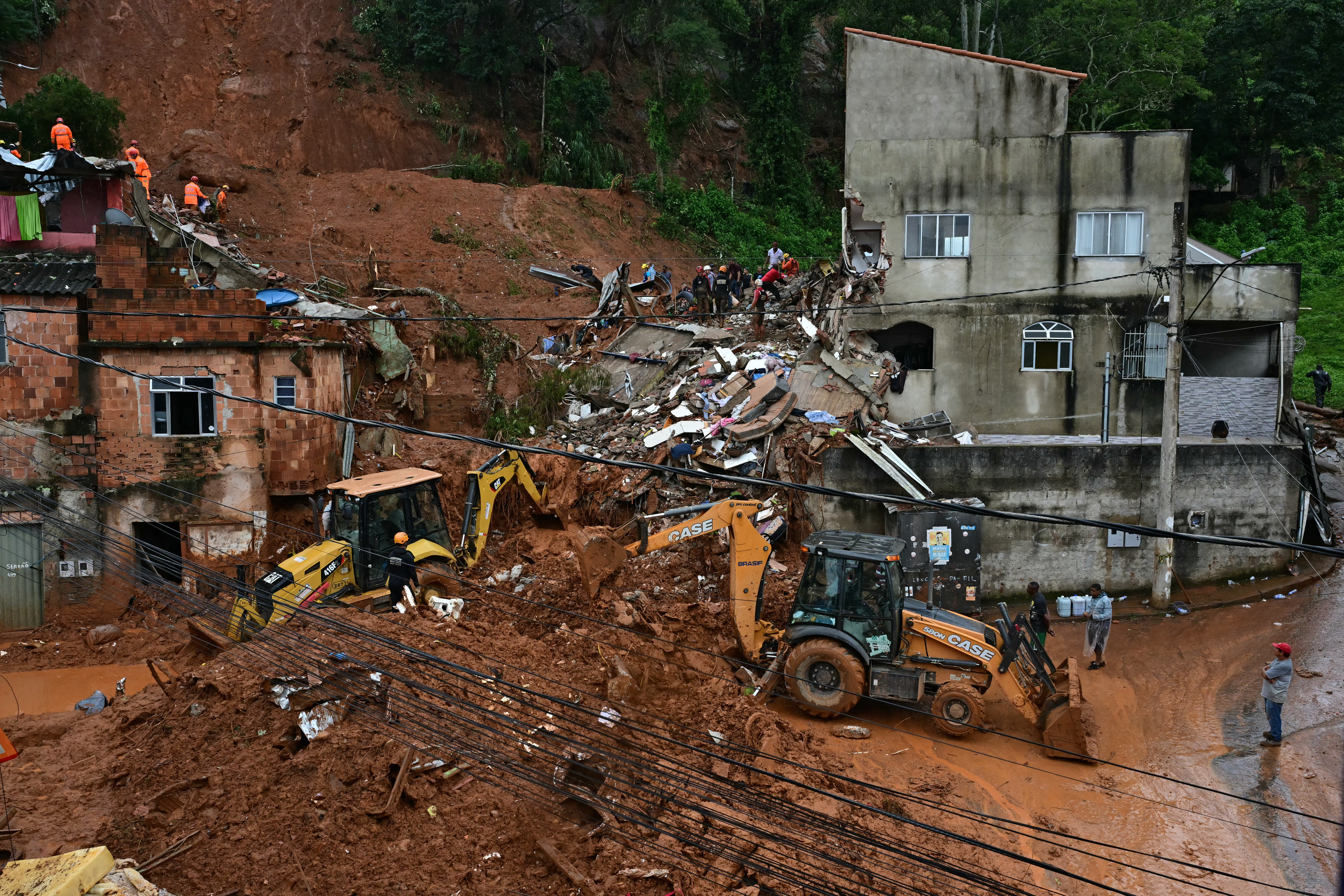 Rio transbordou e uma avalanche de lama arrastou casas