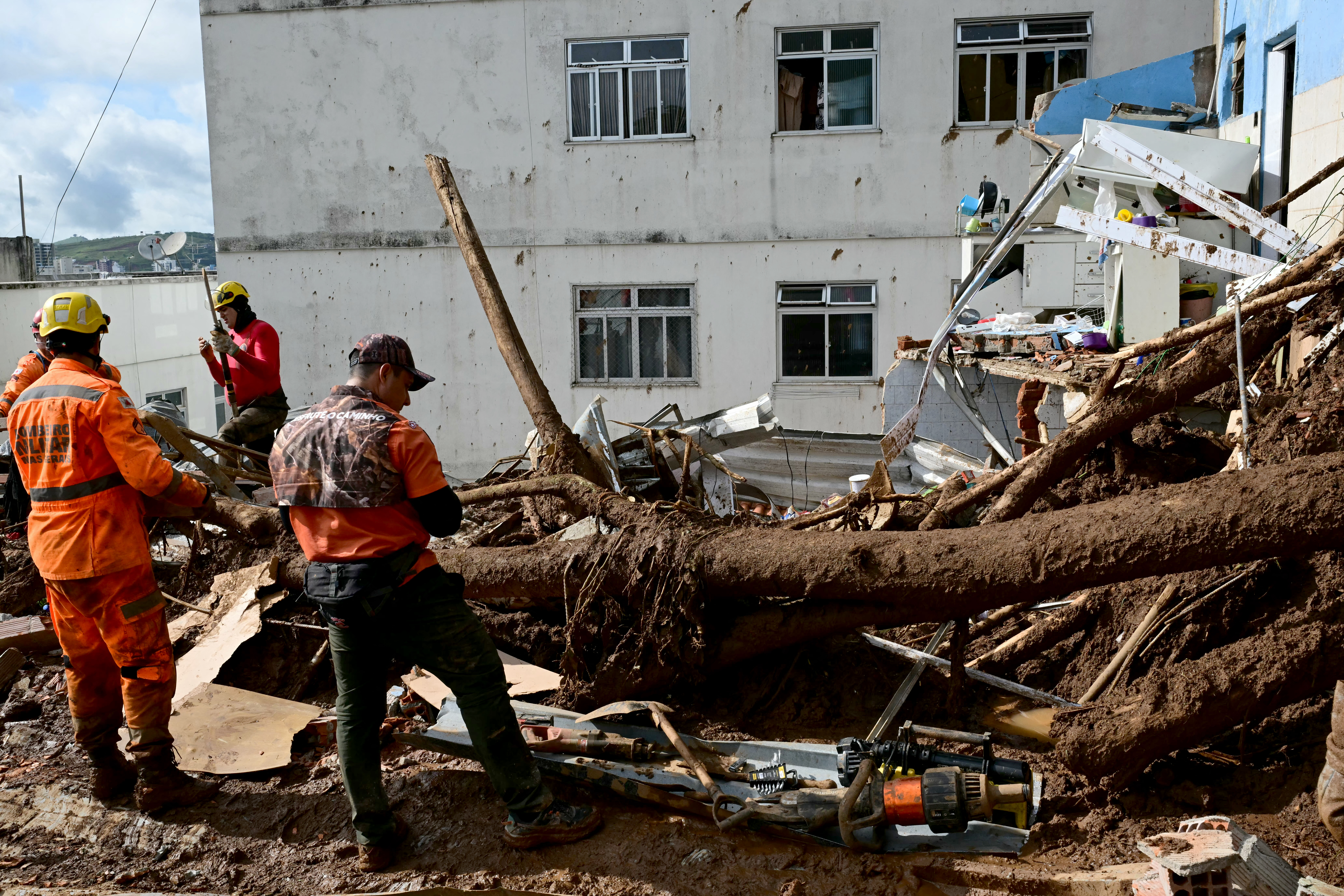 Equipes de resgate e voluntários procuram vítimas