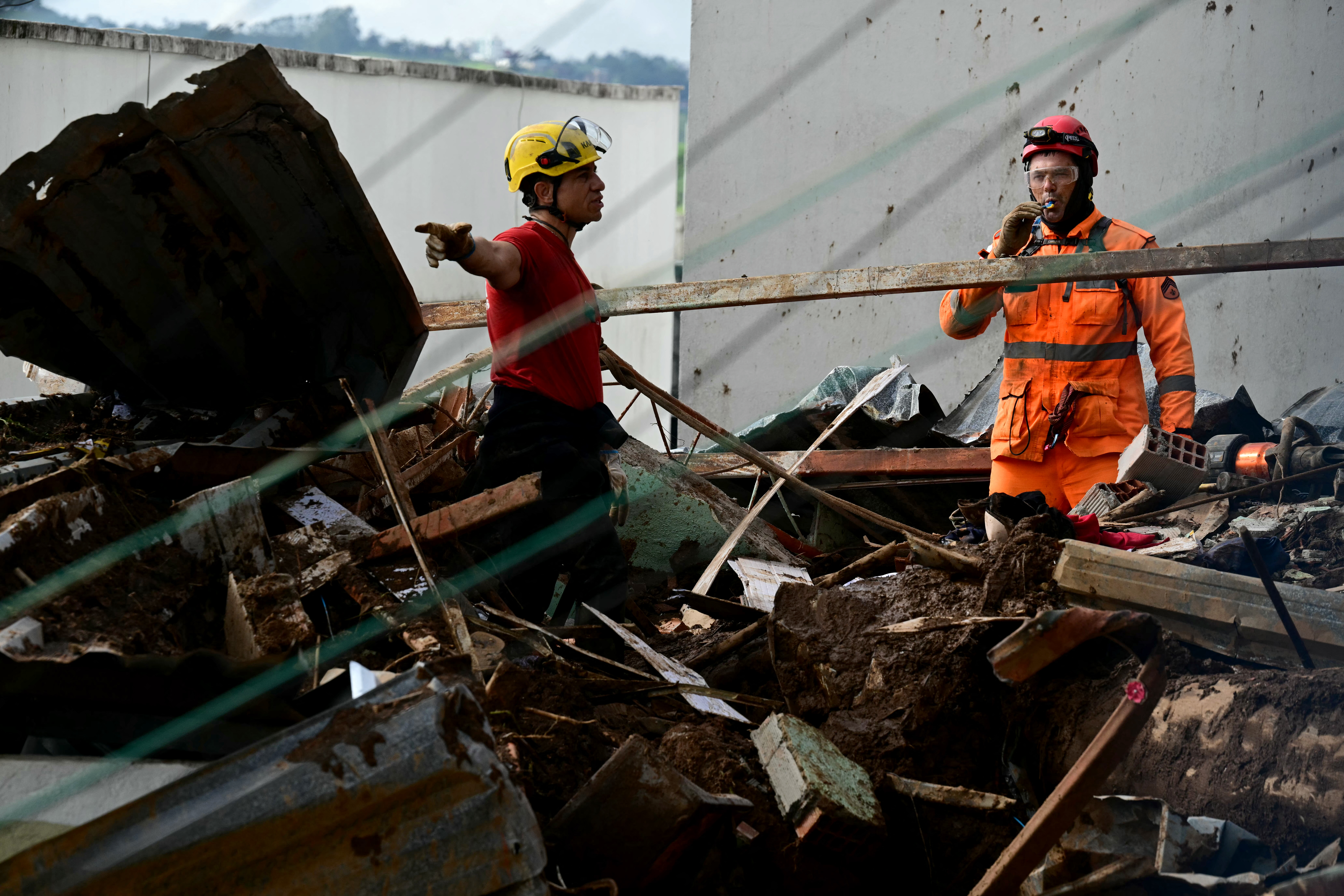 Bombeiros e moradores buscam vítimas