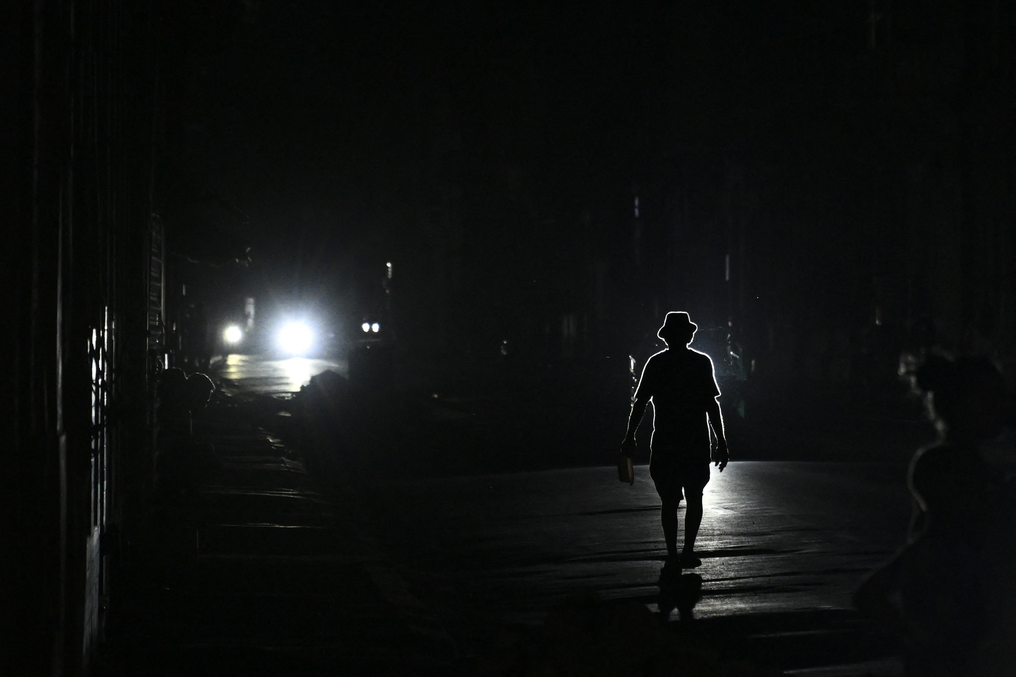 Um homem caminha por uma rua durante um apagão em Havana