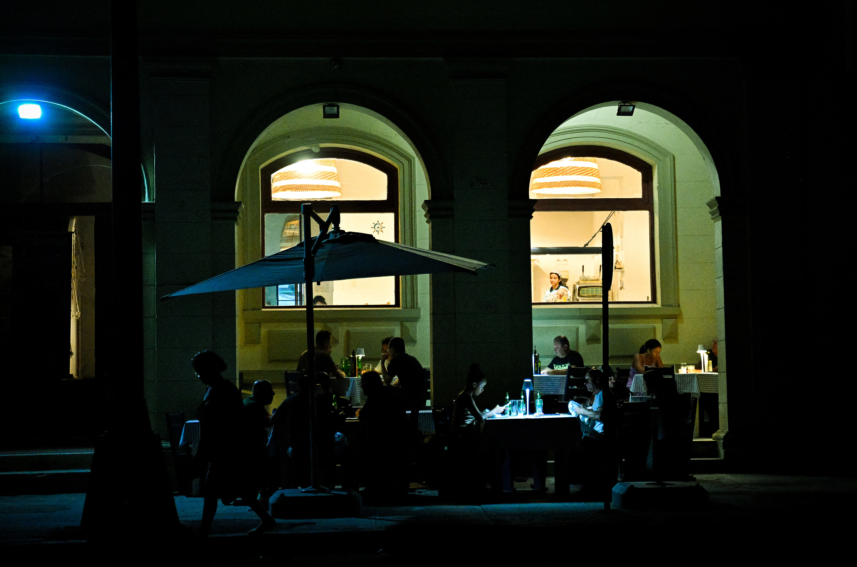 Pessoas jantam em um restaurante que utiliza um gerador elétrico durante um apagão em Havana