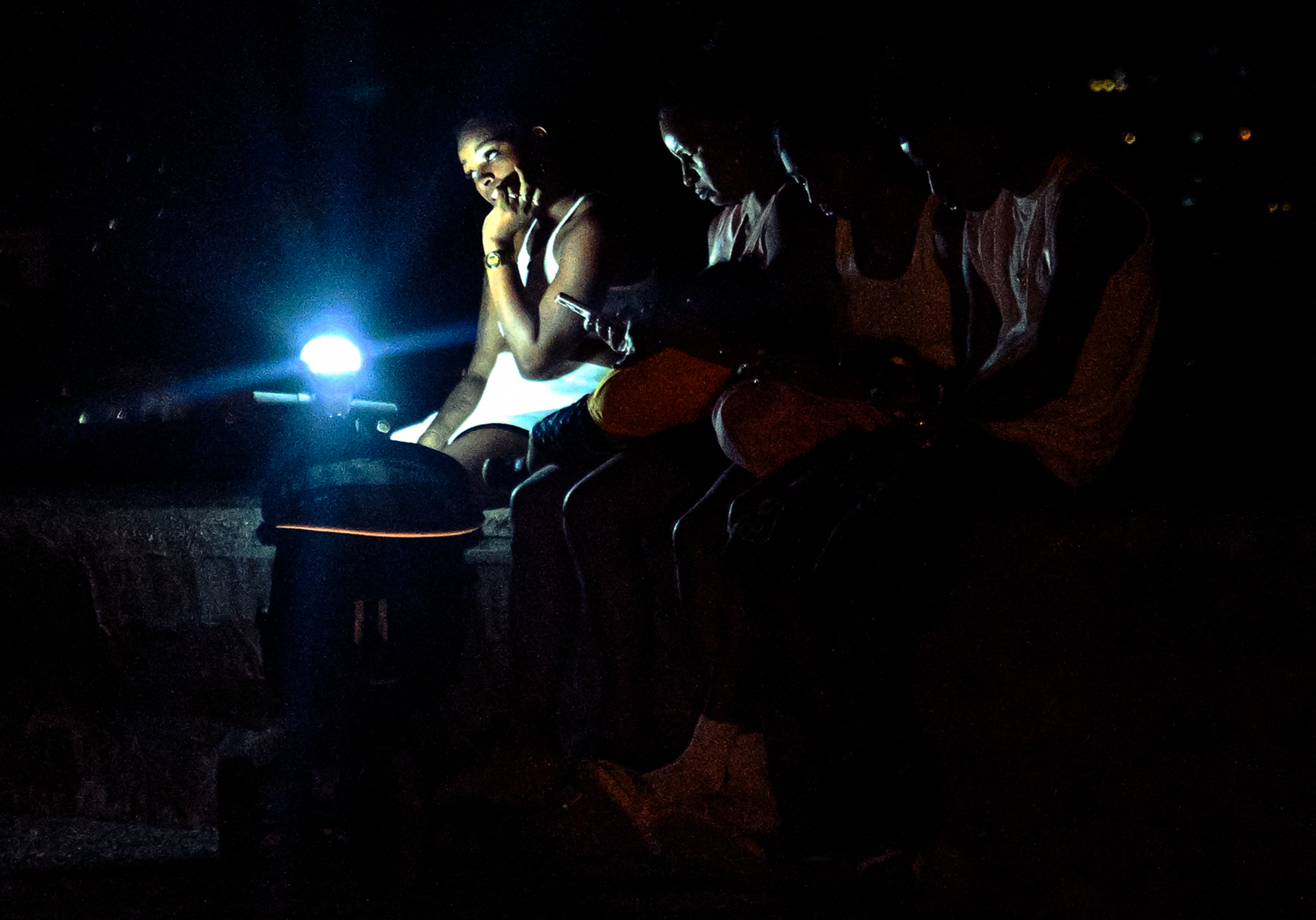 Pessoas se reúnem na orla do Malecón durante um apagão em Havana