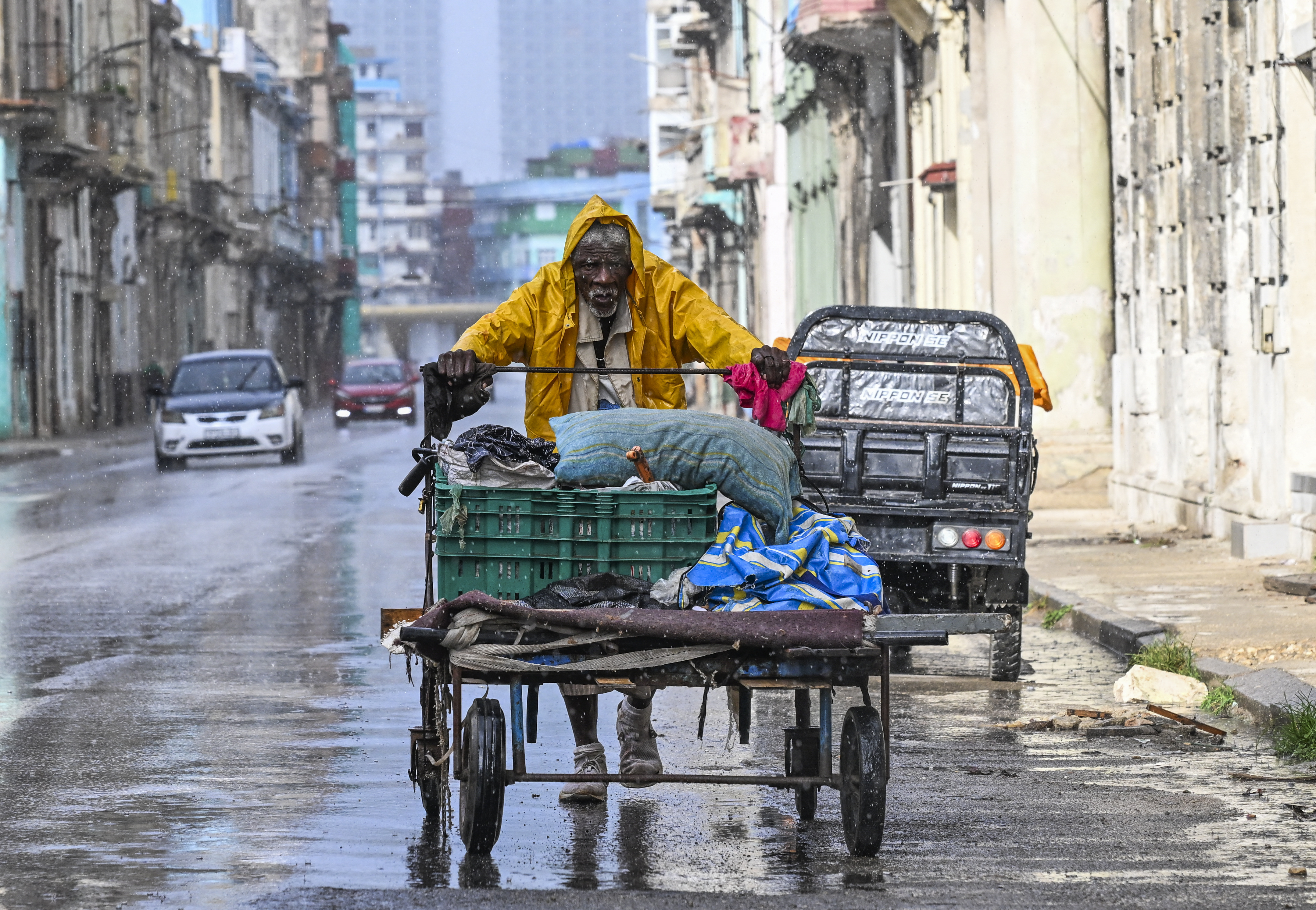 Um homem empurra um carrinho em uma rua de Havana em 16 de março de 2026