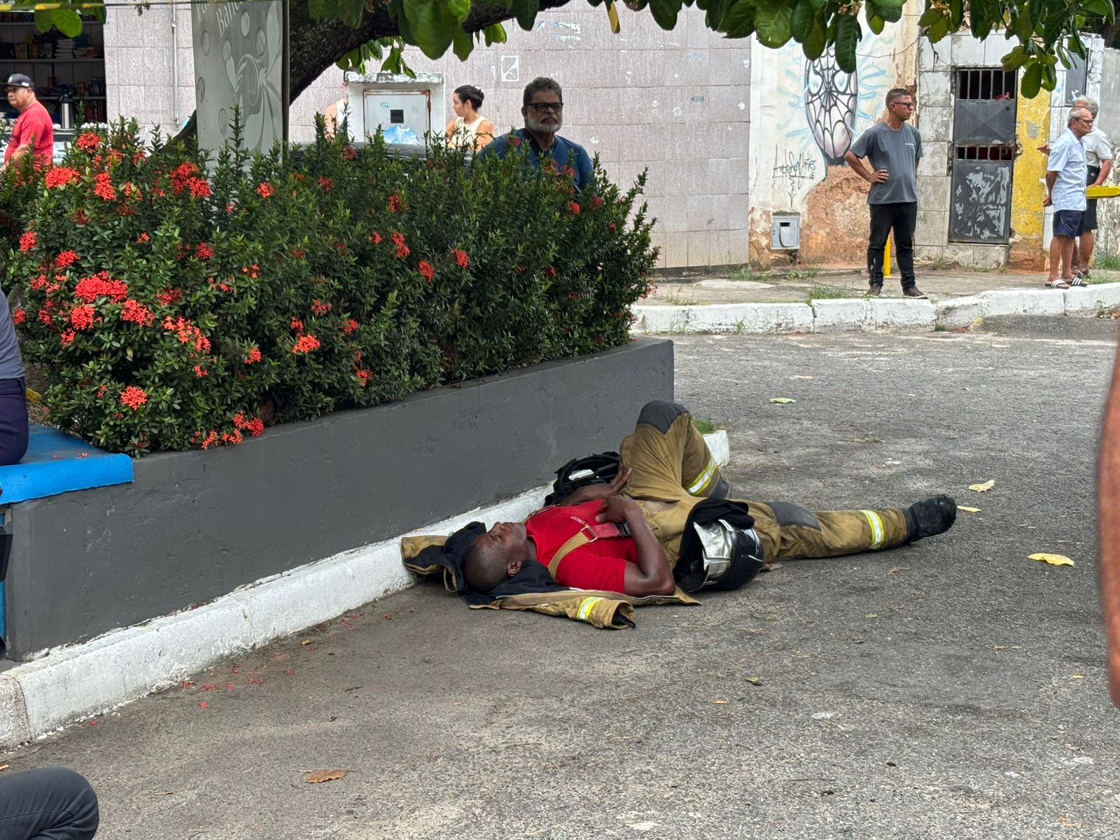 Até o momento, não há informações oficiais sobre o estado de saúde dos bombeiros