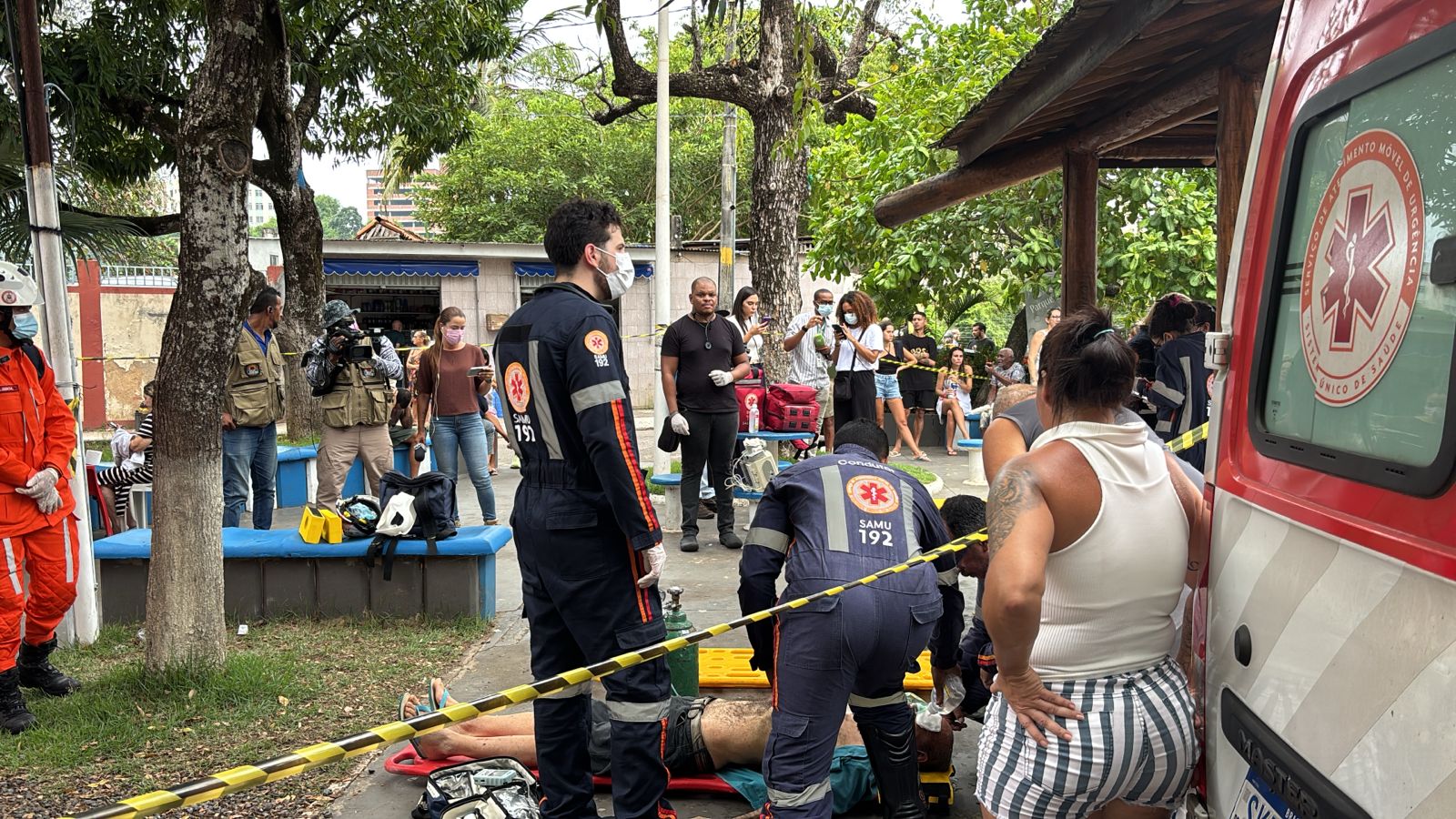 Confira fotos e vídeos do incêndio que destruiu prédio em Salvador