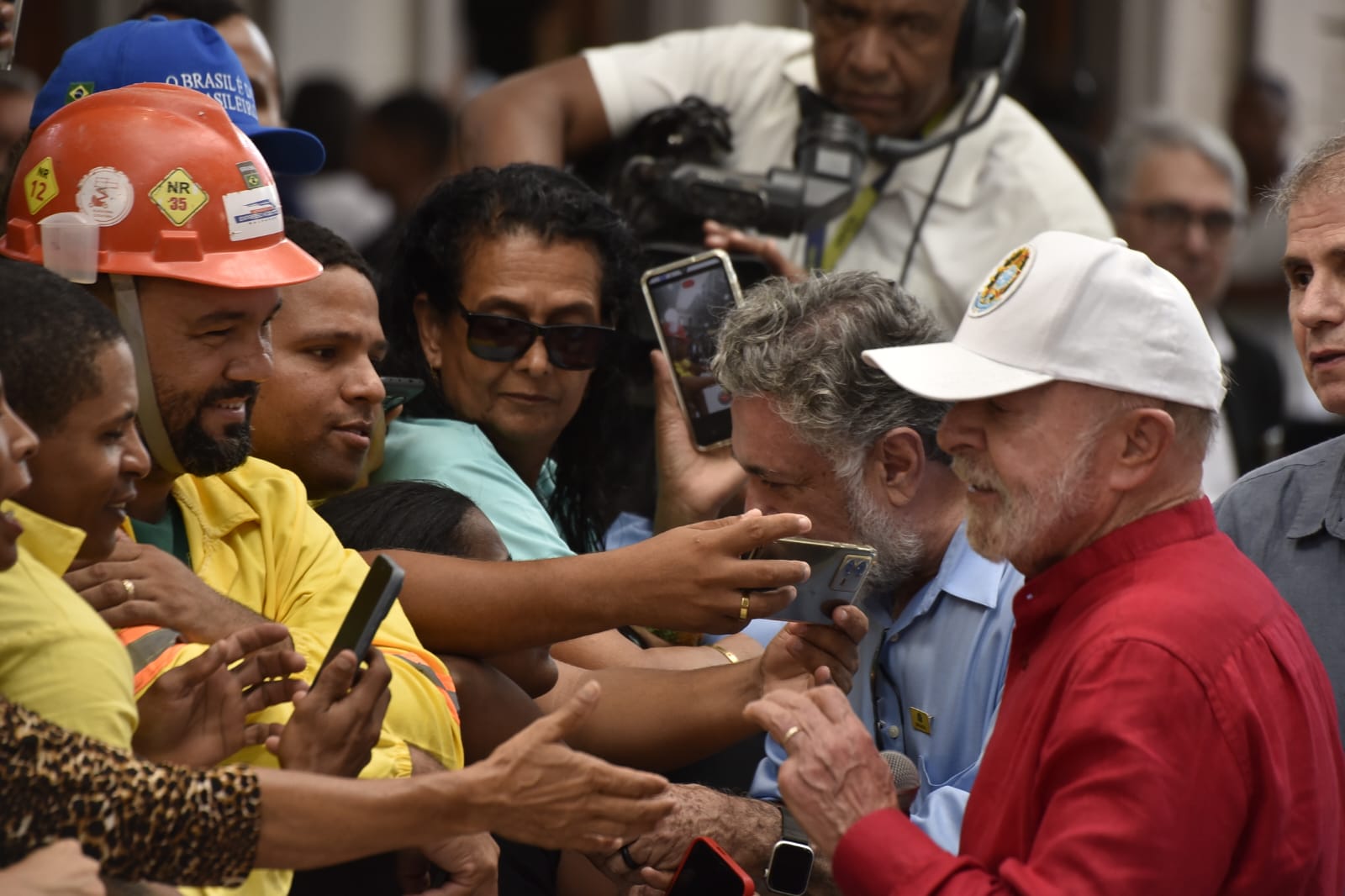Lula interage com o povo ao visitar obras do VLT
