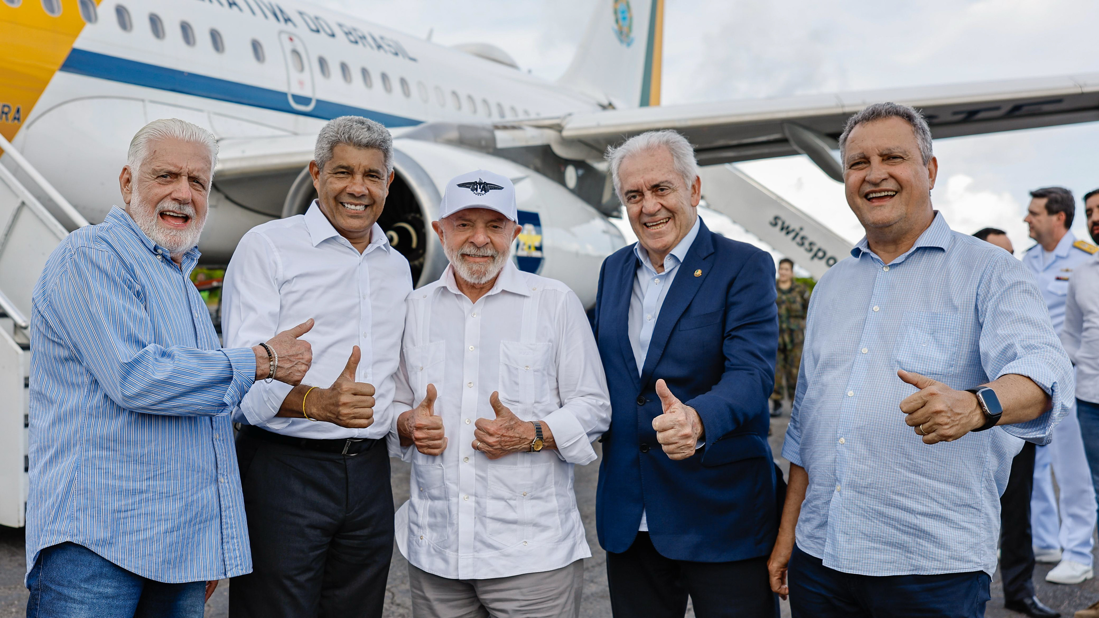 Lula é recebido por aliados ao chegar em Salvador