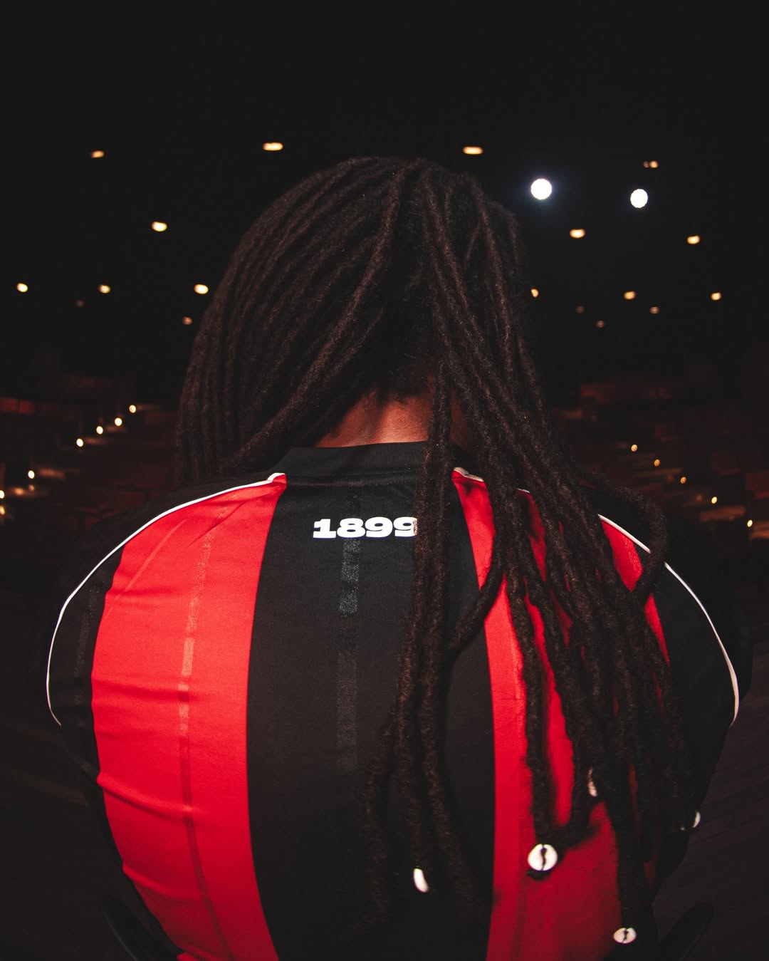 Vitória lança nova camisa rubro-negra para temporada 2026