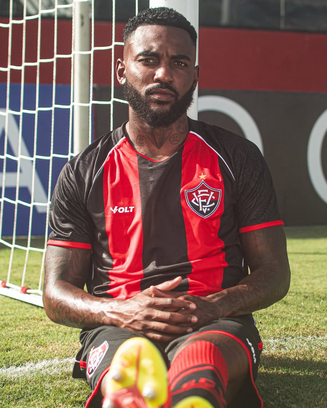 Vitória lança nova camisa rubro-negra para temporada 2026