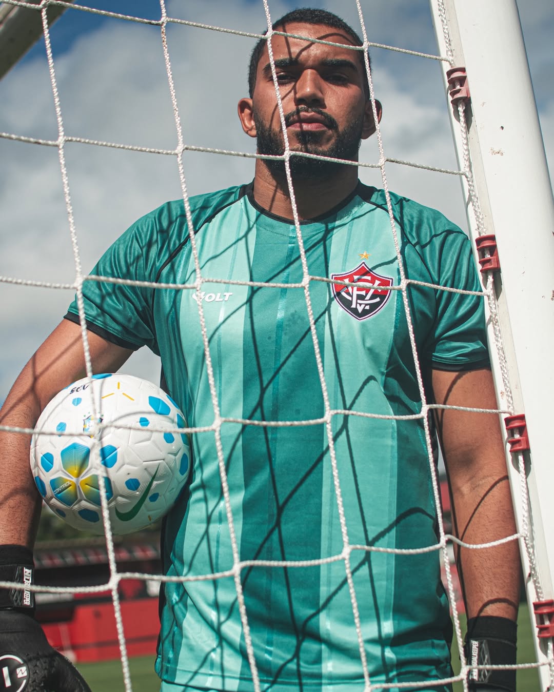 Vitória lança nova camisa rubro-negra para temporada 2026