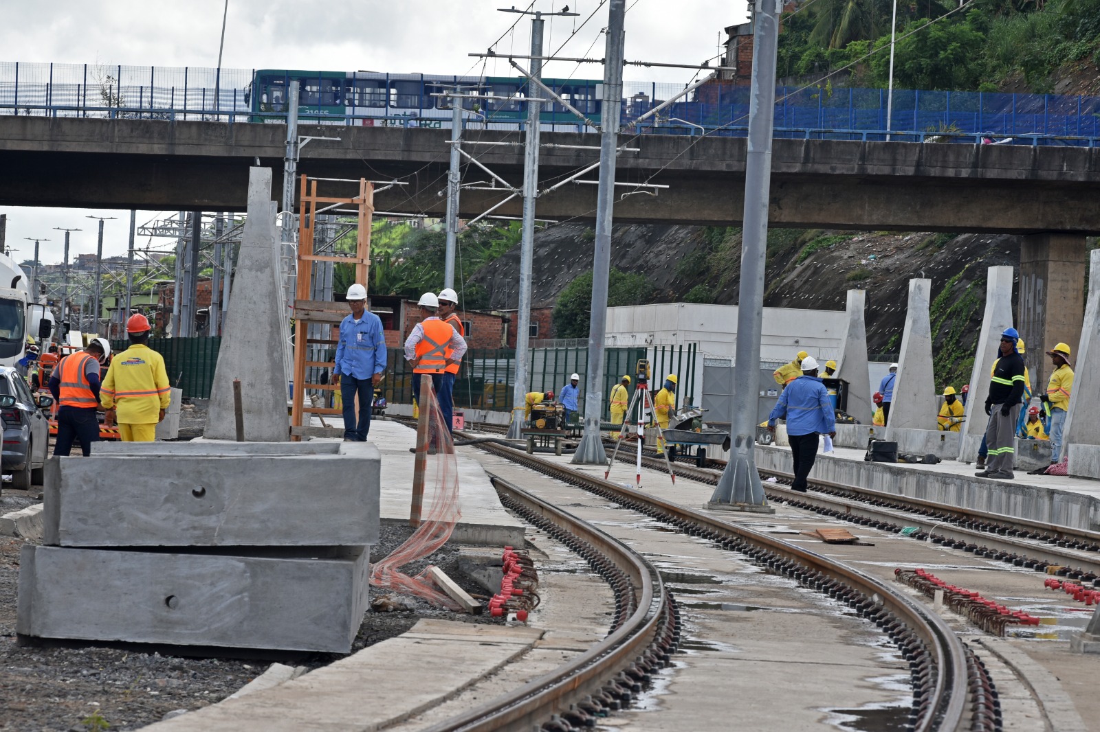 VLT de Salvador vai atravessar pista de veículos; saiba como funciona