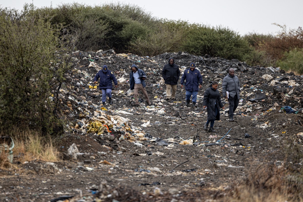 Um desabamento de rochas em uma mina ilegal a noroeste de Joanesburgo matou 14 garimpeiros — a maioria deles do Lesoto —, deixando vários feridos e outros possivelmente ainda presos no subsolo, informou a polícia na terça-feira. Milhares de garimpeiros não registrados, conhecidos como "zama zamas", atuam na África do Sul, explorando minas abandonadas em busca de ouro e outros minerais sob condições árduas e frequentemente perigosas.