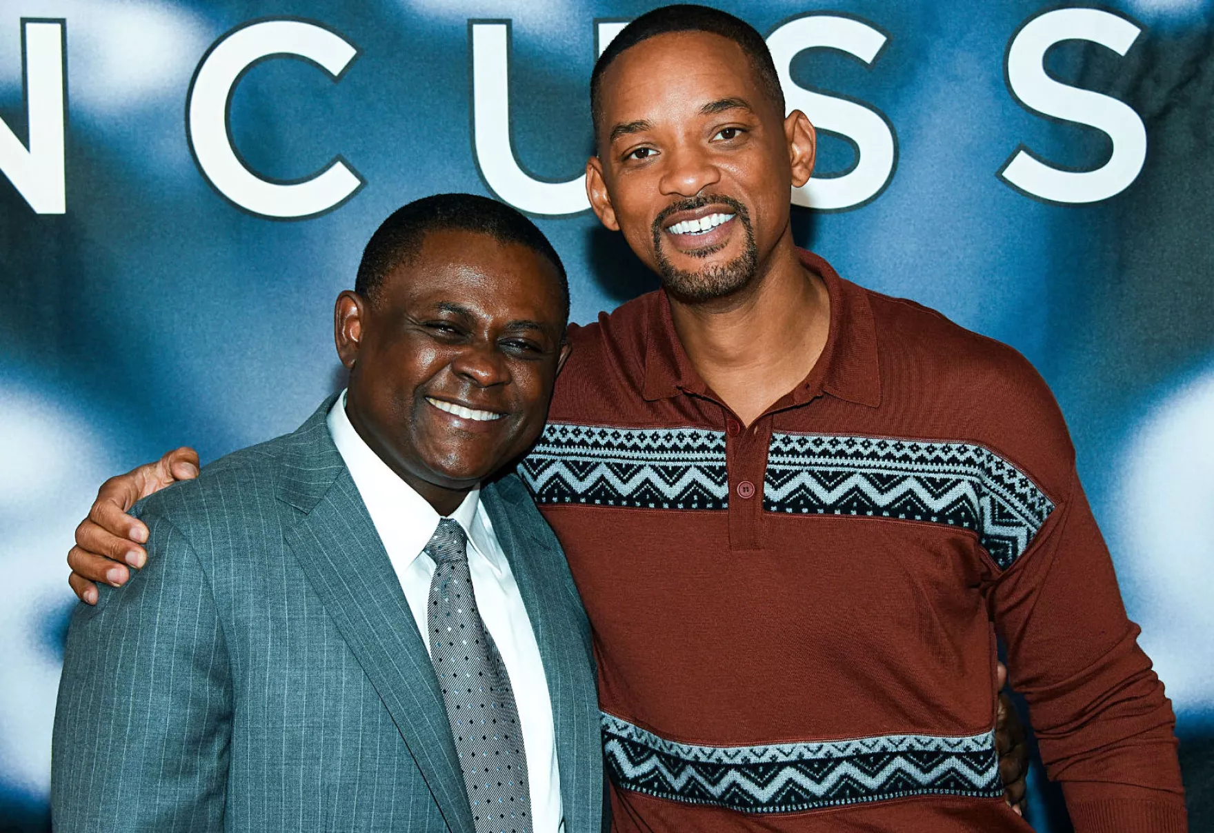 Bennet Omalu ao lado de Will Smith, que o interpretou no filme 