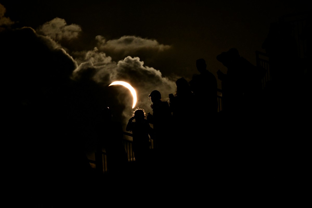 Público observa o eclipse solar durante o Campeonato Europeu de Atletismo no Alexander Stadium, em Birmingham, em 12 de agosto de 2026.