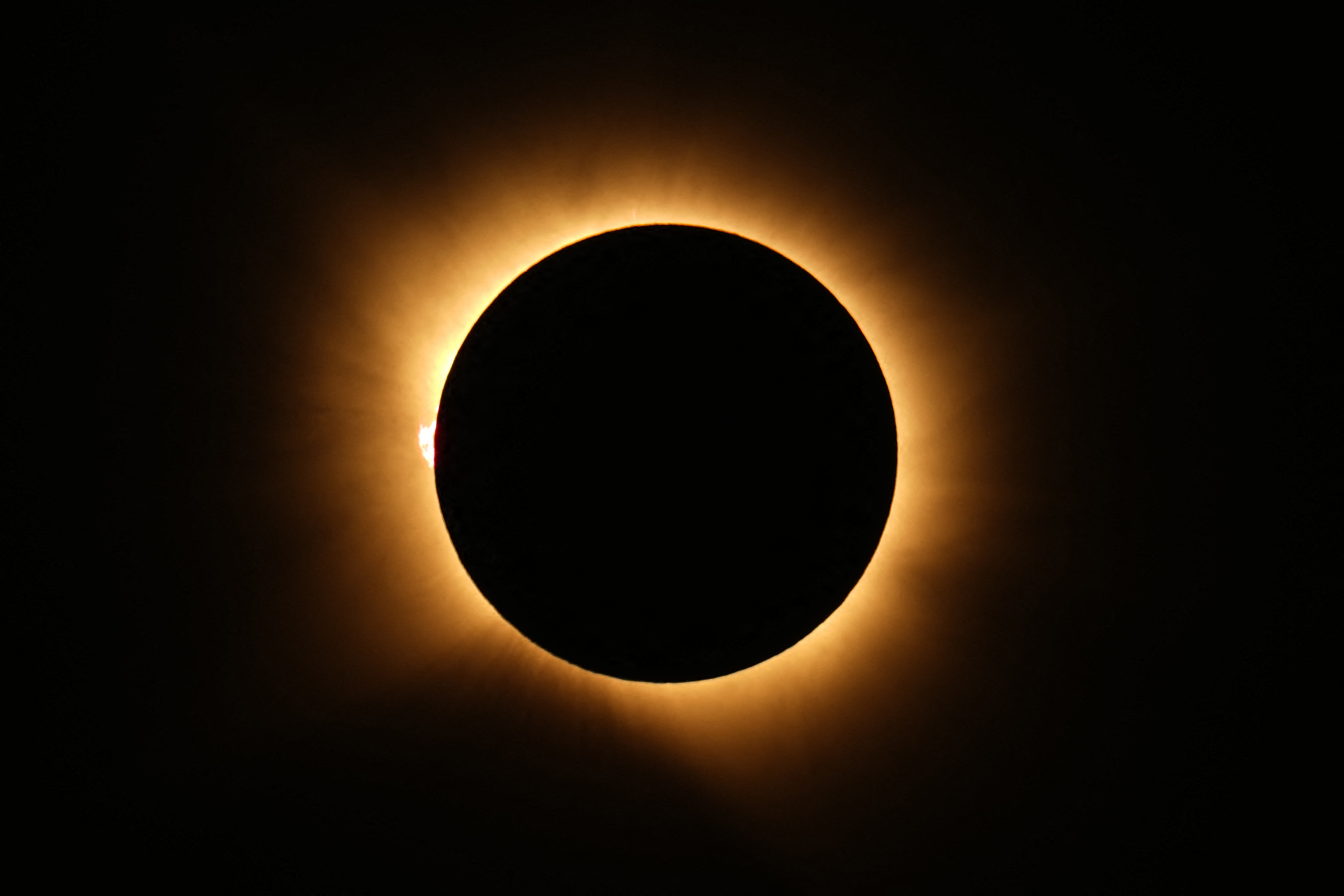 A coroa solar brilha enquanto a Lua bloqueia totalmente o Sol durante a fase de totalidade do eclipse solar total, visto de Lodoso, na província de Burgos, em 12 de agosto de 2026.