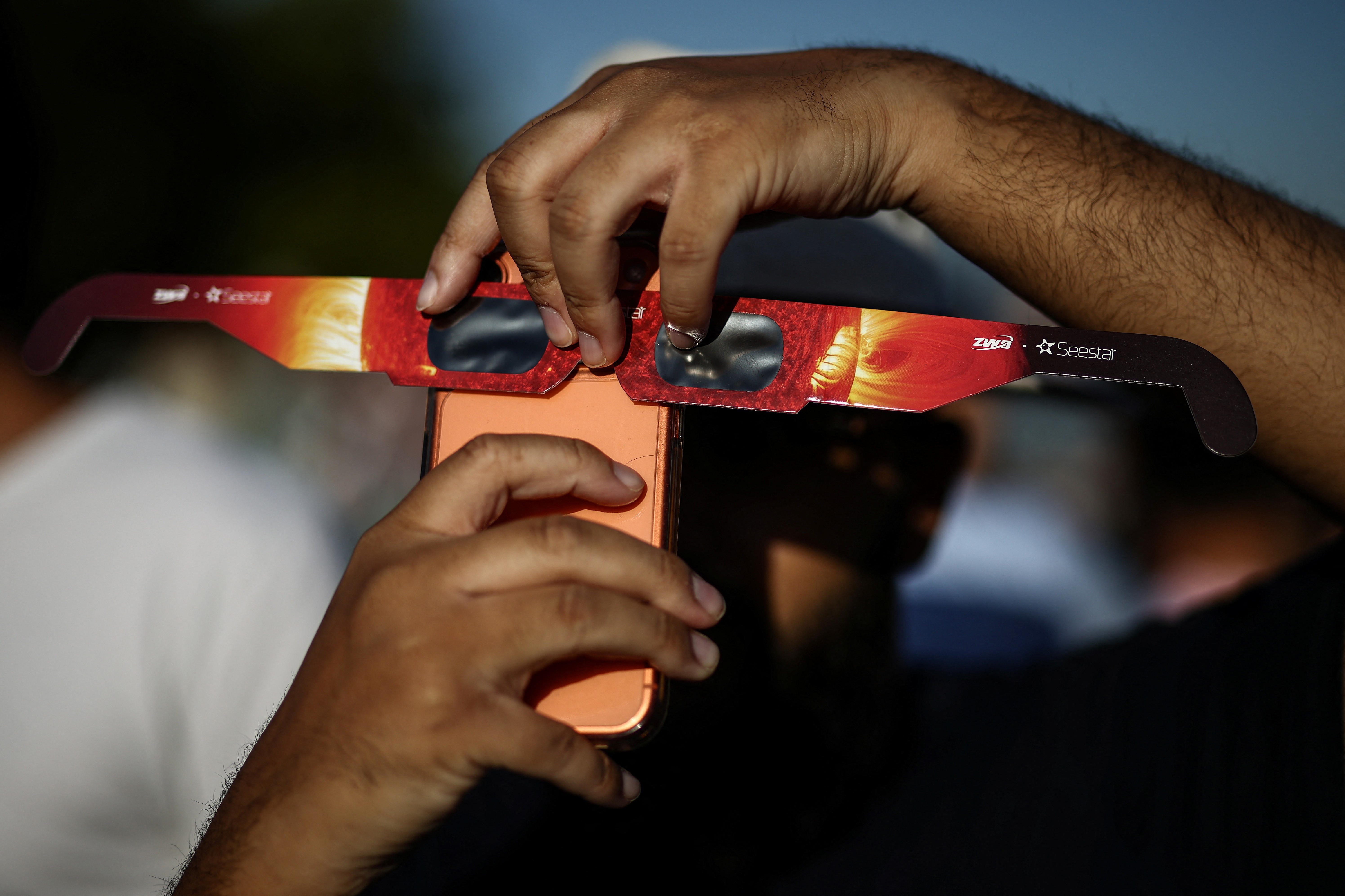 Um homem usa óculos de proteção especiais para observar um eclipse solar quase total, com mais de 90 por cento do Sol bloqueado pela Lua em toda a Grã-Bretanha, a partir de Primrose Hill, em Londres.