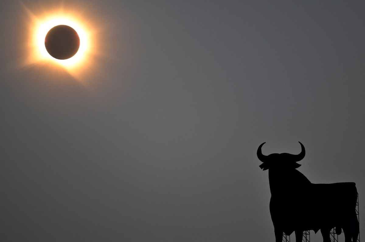 A coroa solar brilha enquanto a Lua bloqueia totalmente o Sol durante a fase de totalidade do eclipse solar total, visto de San Asensio, na região de La Rioja, na Espanha, em 12 de agosto de 2026.