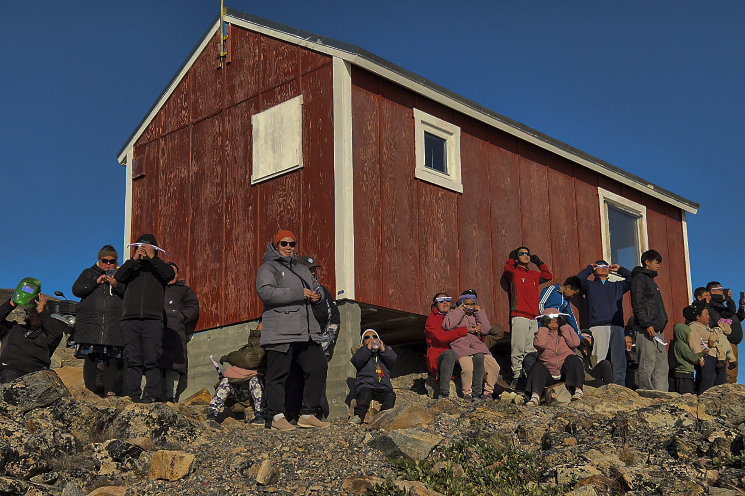 Integrantes do povo Inuit observam o eclipse total em 12 de agosto de 2026 em Ittoqqortoormiit, a única localidade na costa leste da Groenlândia.