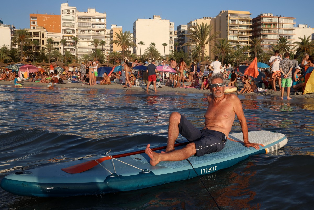Um homem observa o eclipse solar total na praia de Arenal, em Llucmajor, na ilha balear de Maiorca, na Espanha, em 12 de agosto de 2026.
