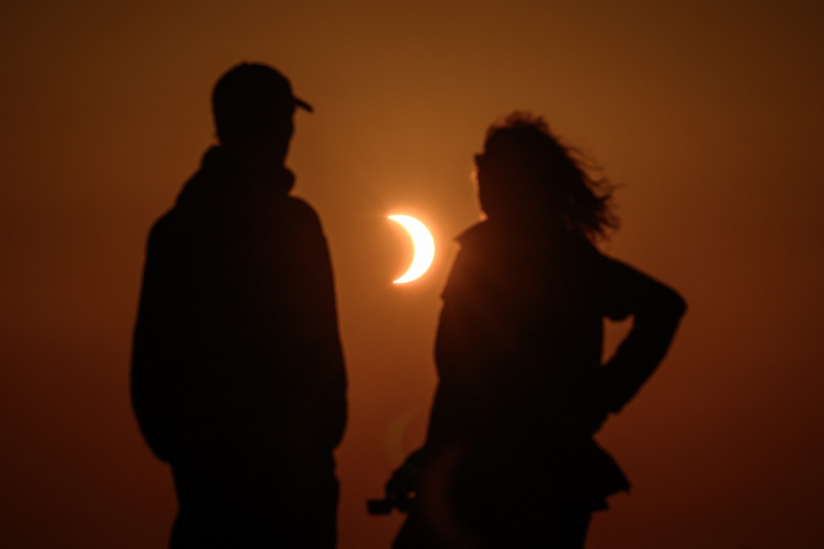Pessoas observam um eclipse solar parcial no pico de Chasseral, acima de Nods, na Suíça, em 12 de agosto de 2026. O eclipse foi o primeiro eclipse total na Europa continental desde 2006.