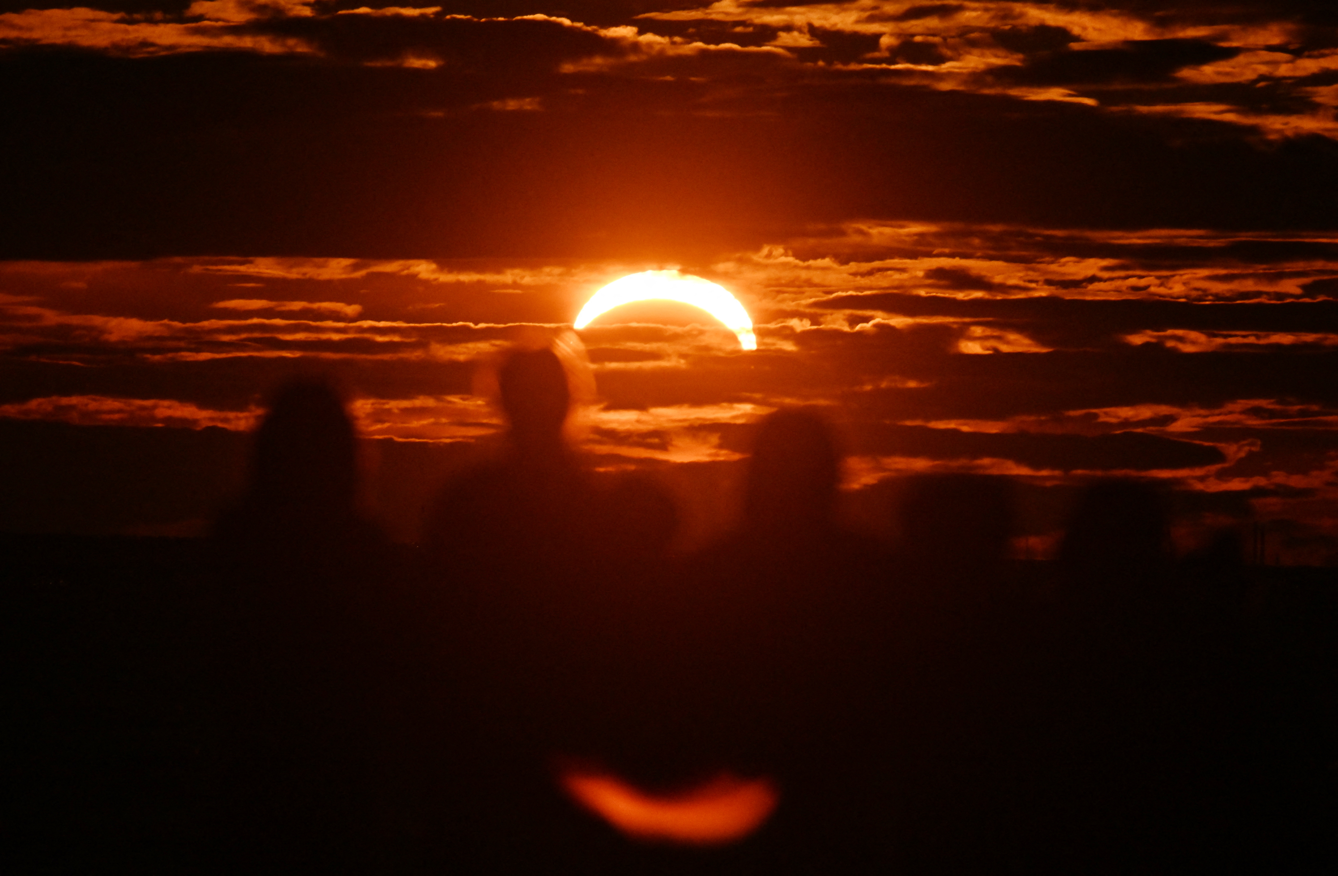 A Lua passa diante do Sol enquanto este se põe durante um eclipse solar parcial em São Petersburgo, em 12 de agosto de 2026.