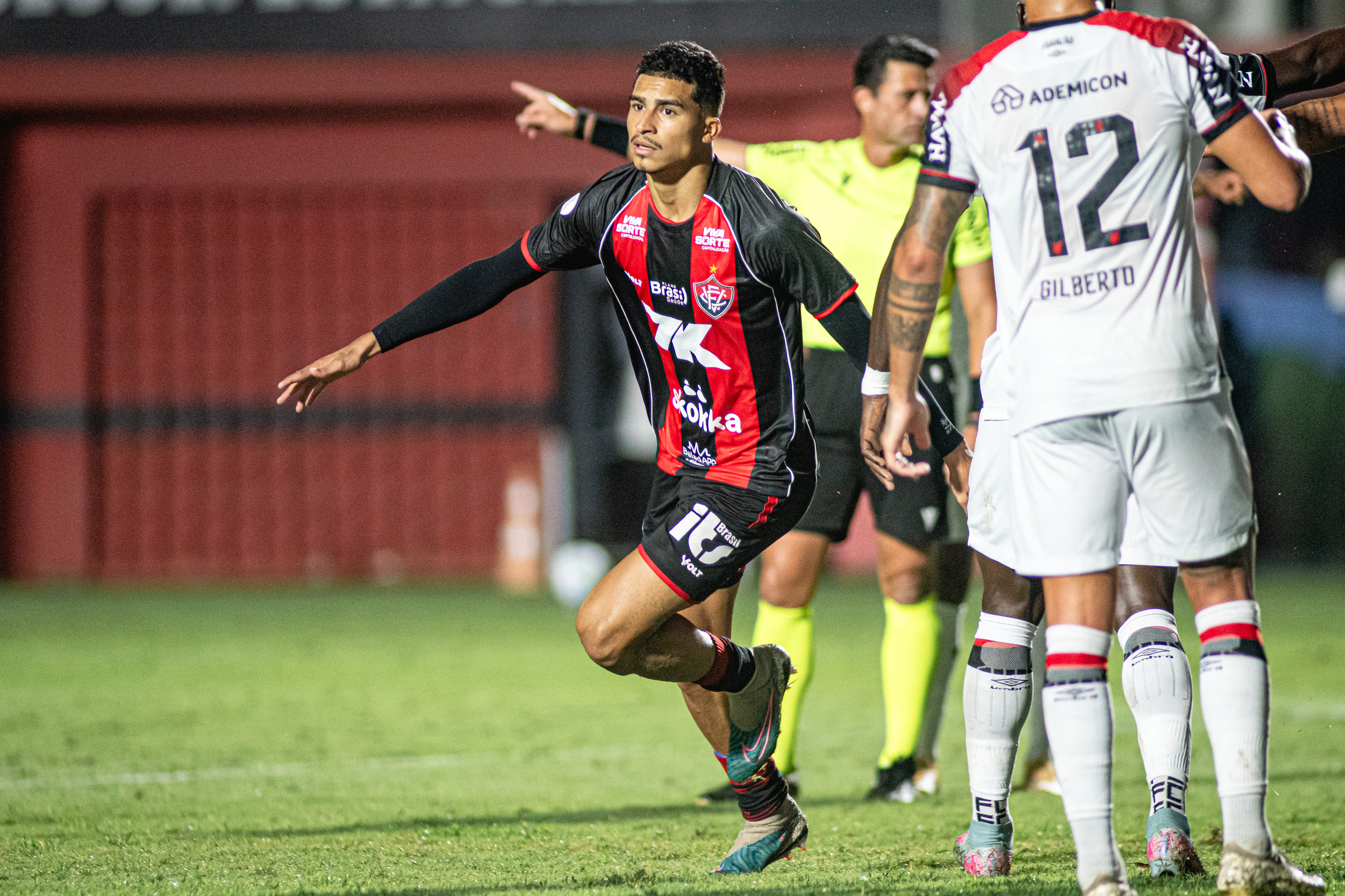 Renê marcou dois gols contra o Athletico