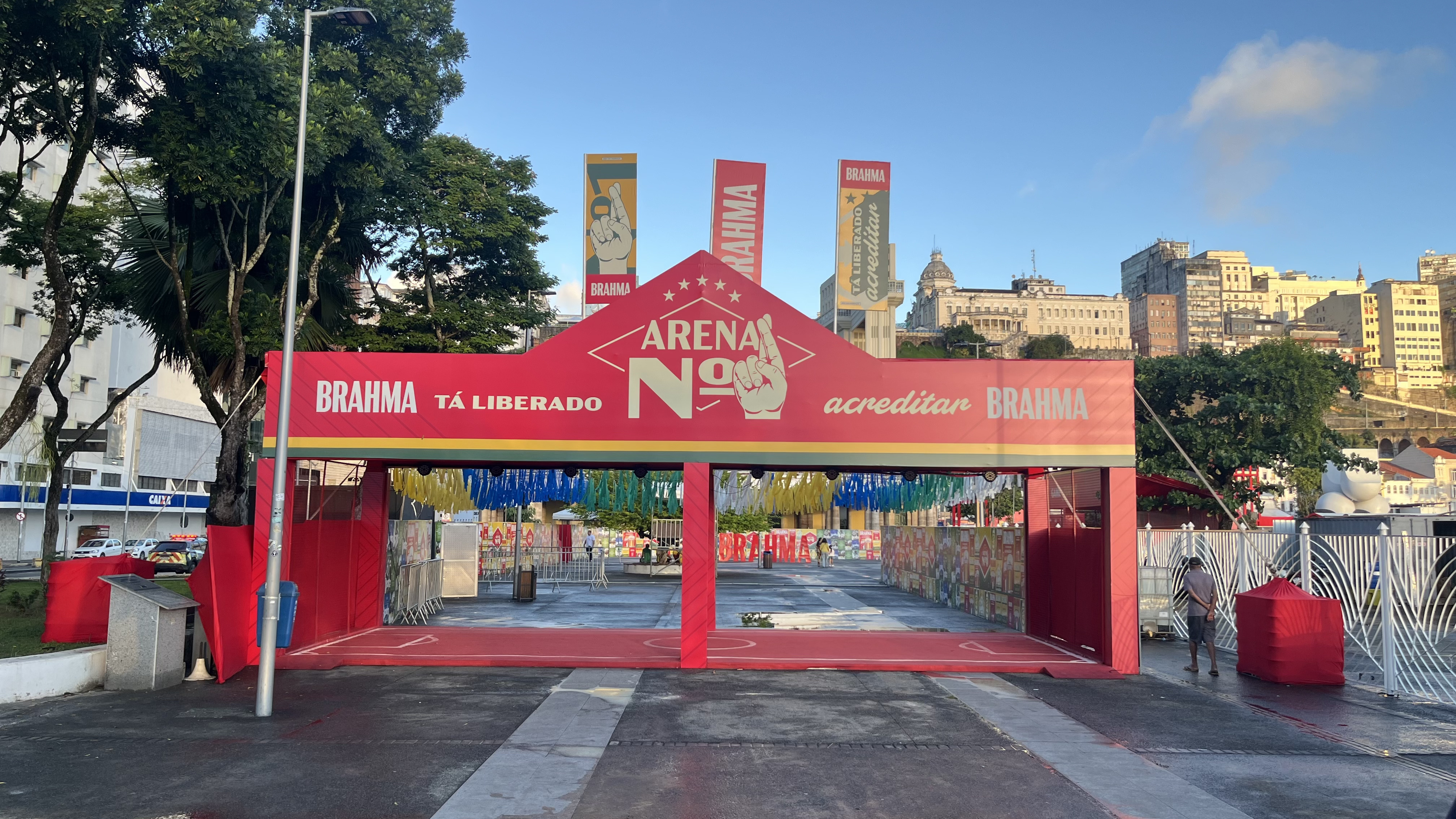 Pedestres e motoristas relatam aumento no tempo de deslocamento, insegurança e desvios no Comércio após instalação de estrutura para jogos da Seleção.