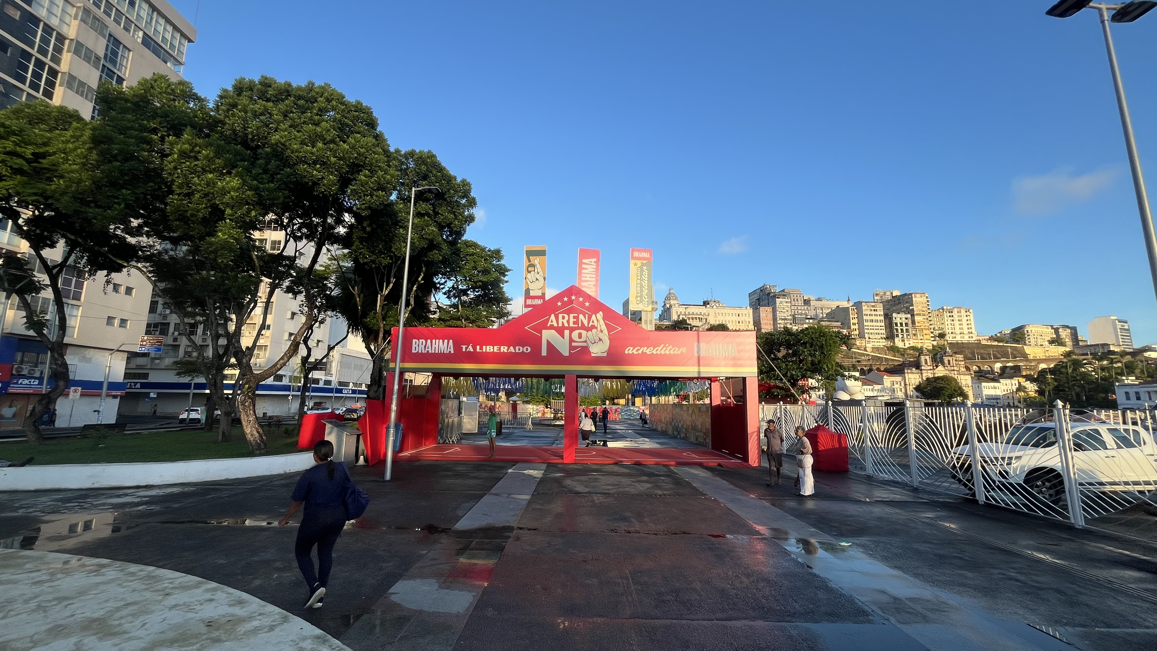 Pedestres e motoristas relatam aumento no tempo de deslocamento, insegurança e desvios no Comércio após instalação de estrutura para jogos da Seleção.
