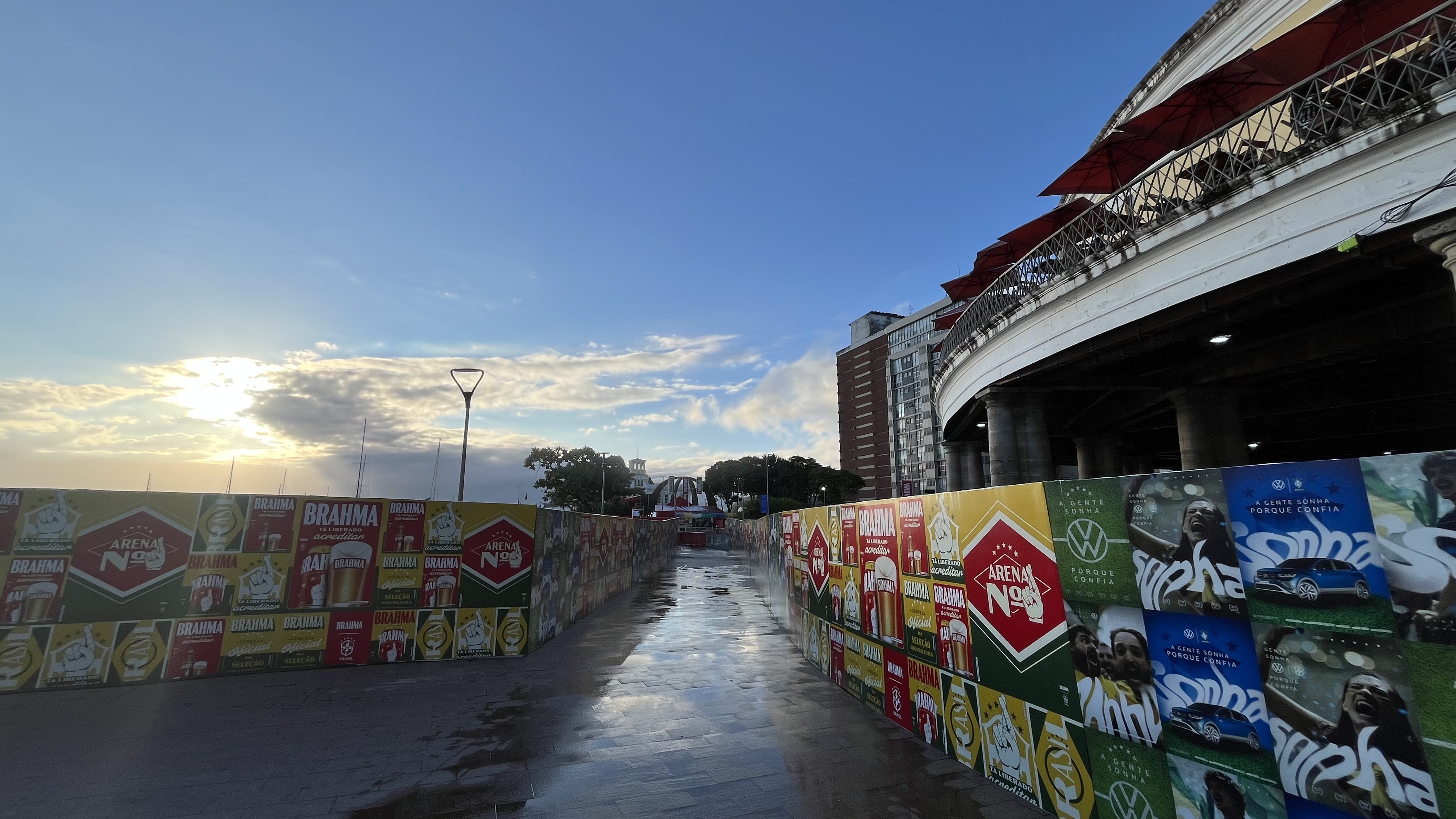 Pedestres e motoristas relatam aumento no tempo de deslocamento, insegurança e desvios no Comércio após instalação de estrutura para jogos da Seleção.