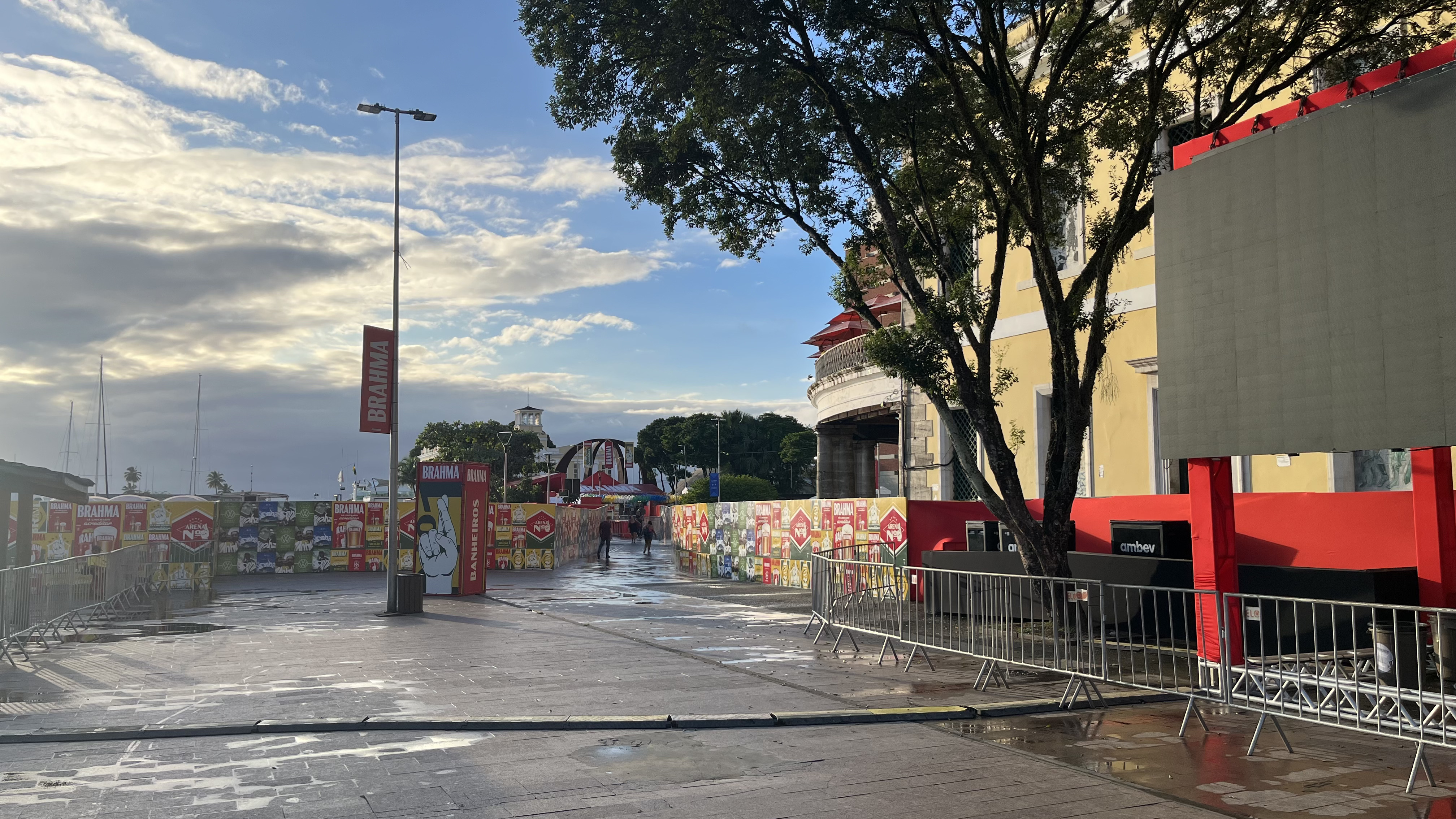 Pedestres e motoristas relatam aumento no tempo de deslocamento, insegurança e desvios no Comércio após instalação de estrutura para jogos da Seleção.