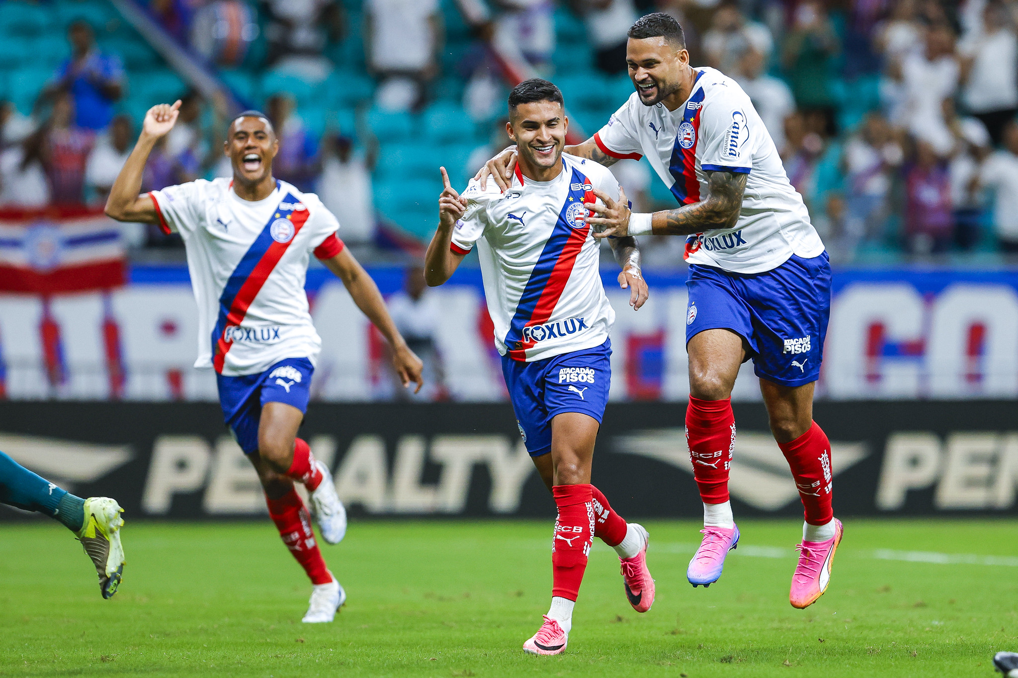 Bahia espanta desconfiança e vence a Chapecoense sem sustos