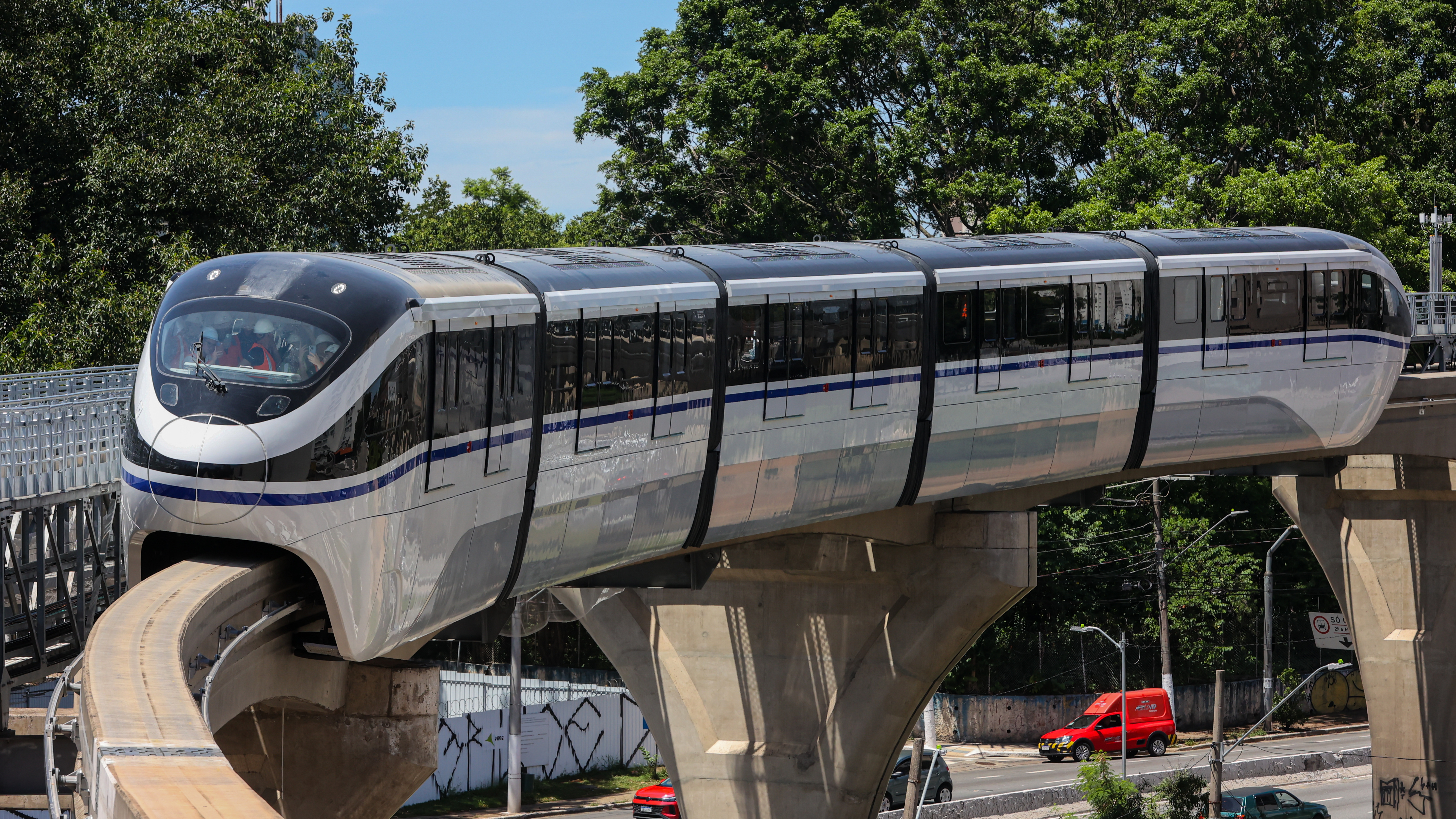 BYD assume linha de trem inacabada e aumenta frota chinesa em cidade