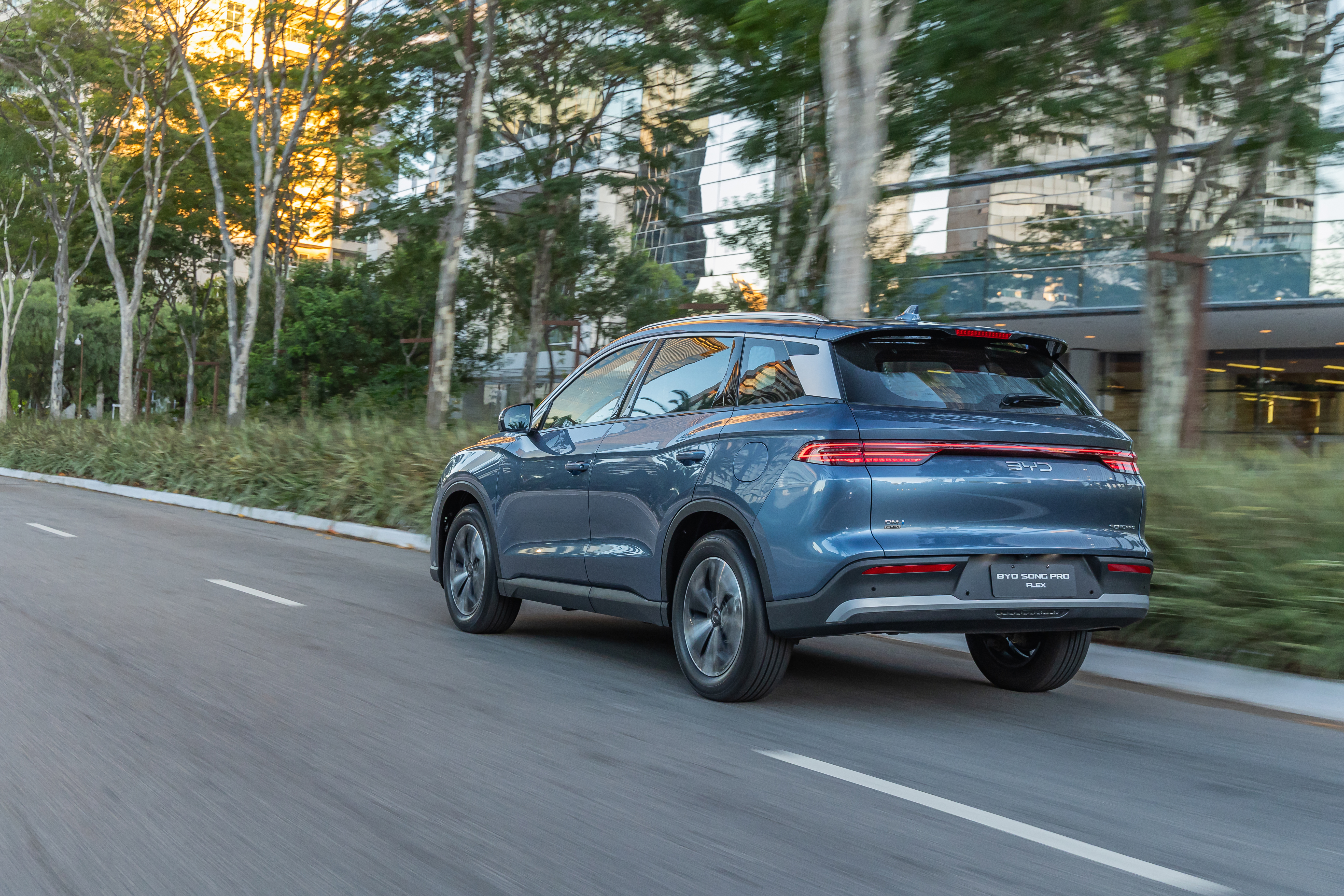 BYD lança Song Pro Flex, o primeiro híbrido plug-in a etanol da marca; veja detalhes
